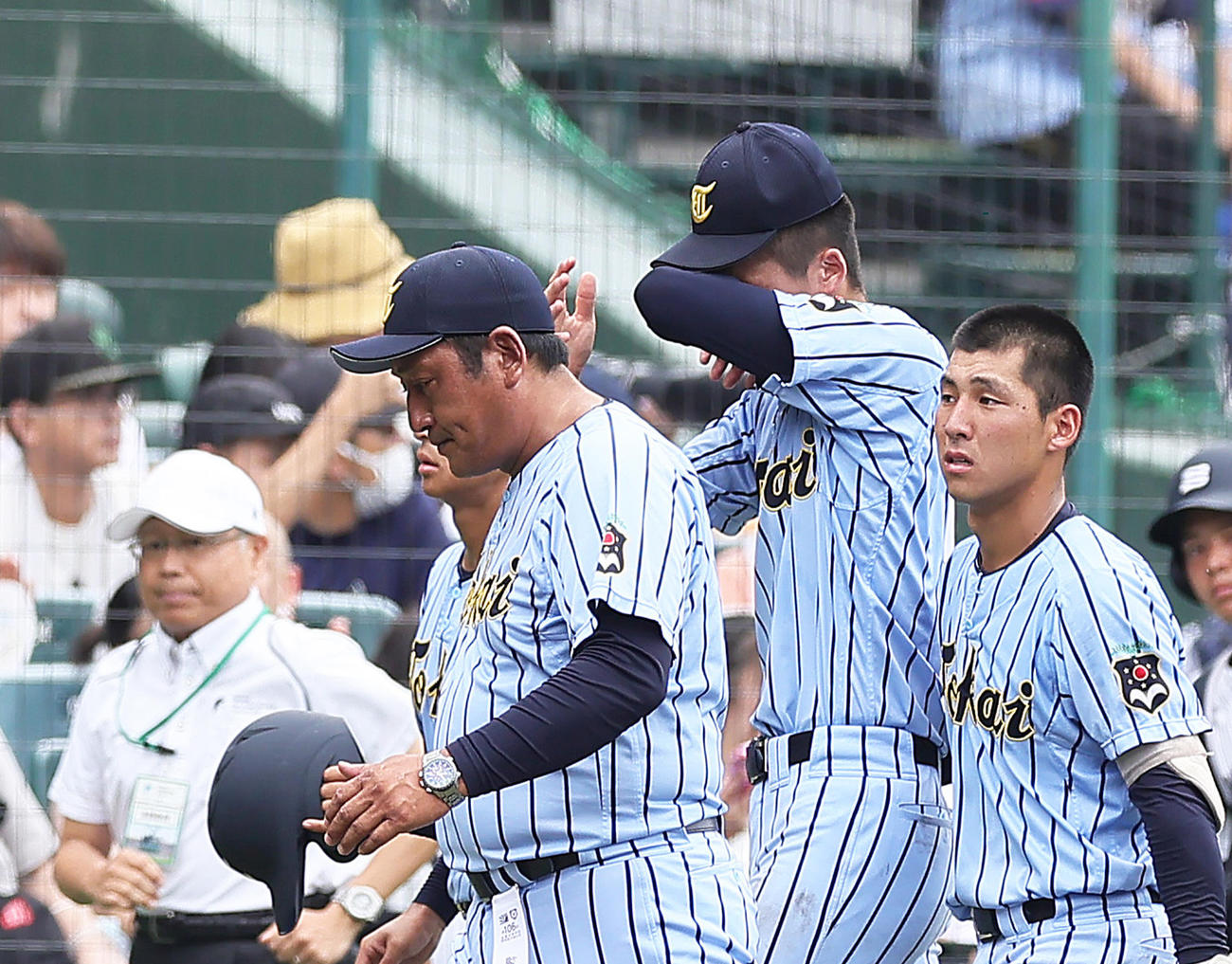 関東第一対東海大相模　関東第一に敗れ、引き揚げる東海大相模の、左から原監督、藤田ら（撮影・足立雅史）