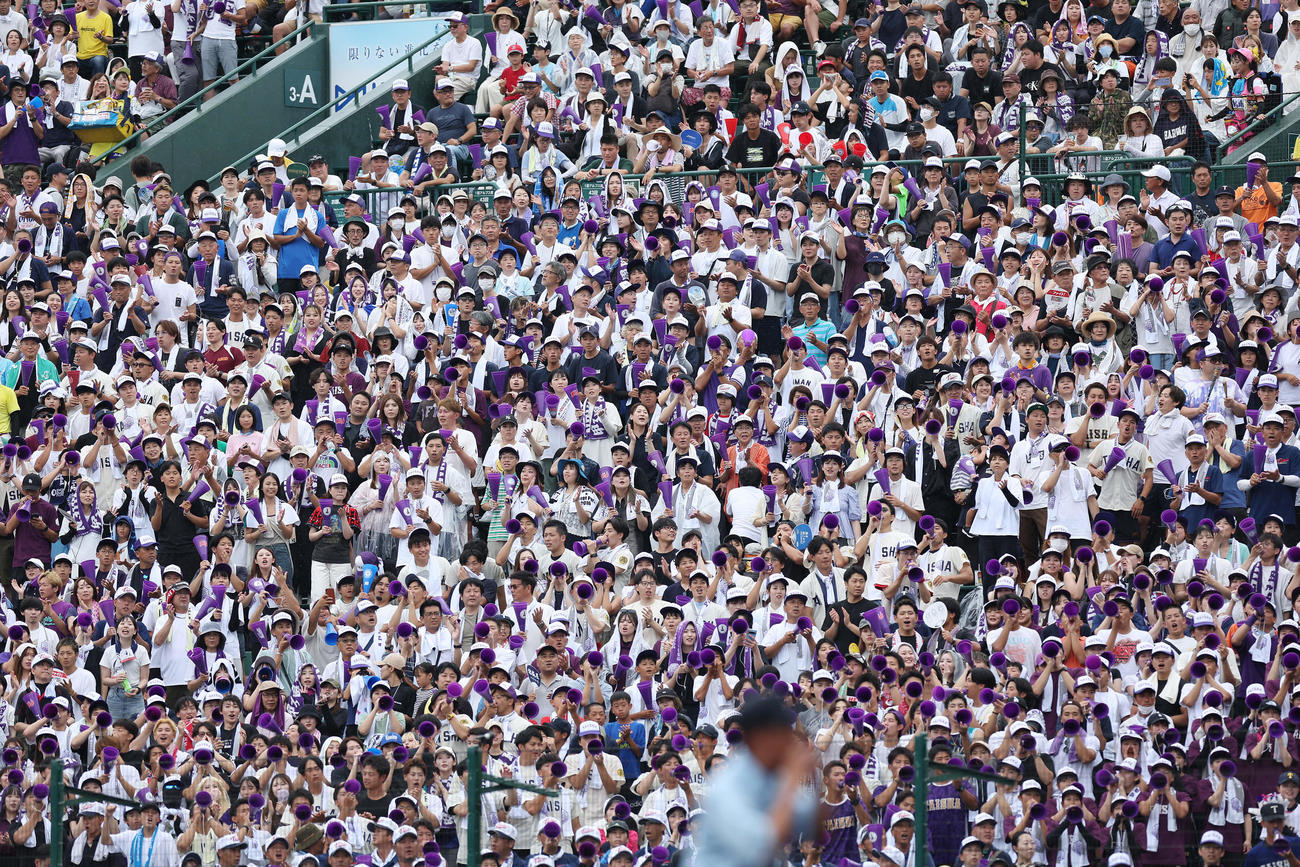 神村学園対大社　1回裏、大声援を送る大社応援団（撮影・前田充）