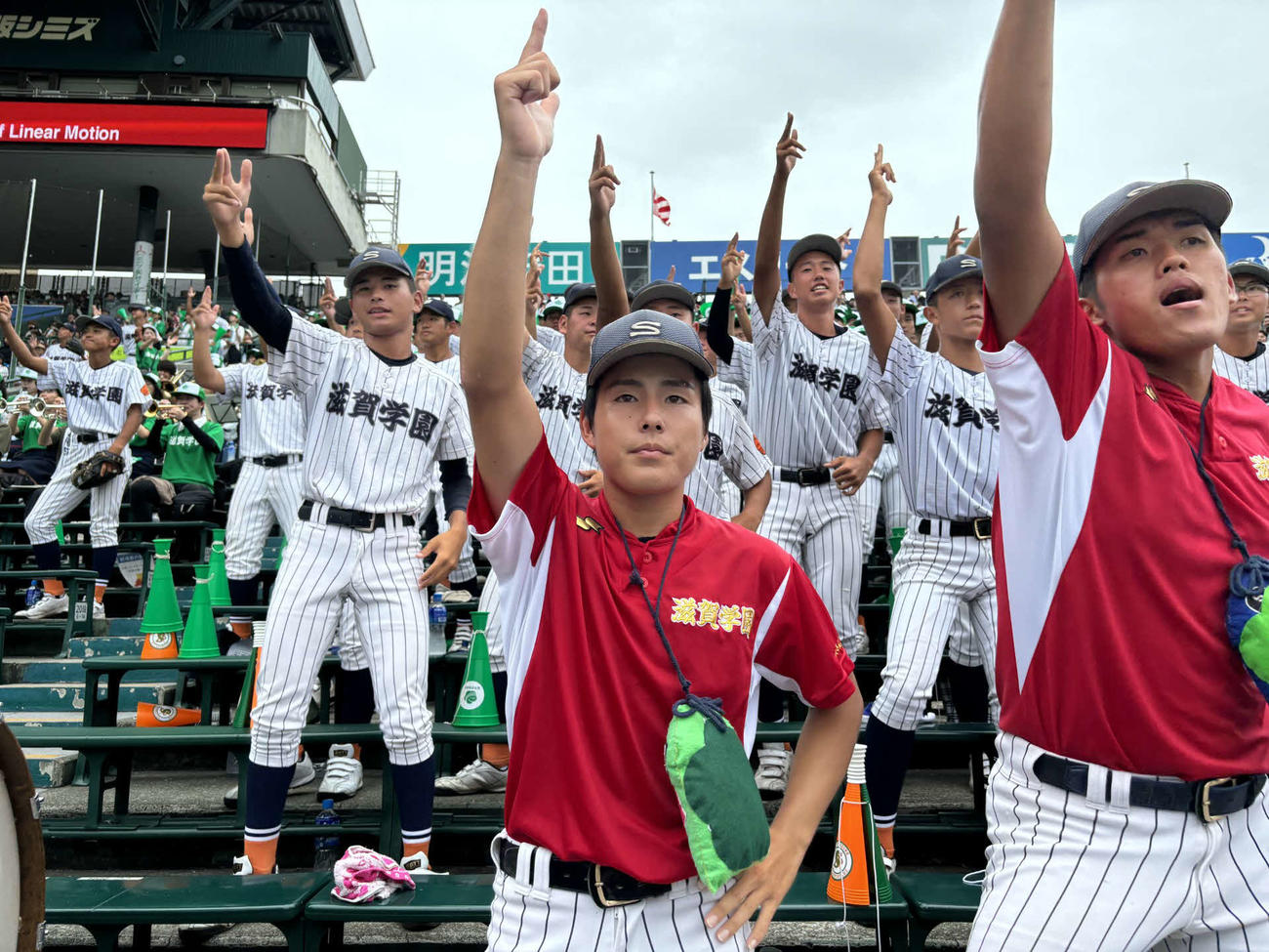 キレキレのダンスで声援を送る滋賀学園の応援団長、荒井（撮影・古財稜明）
