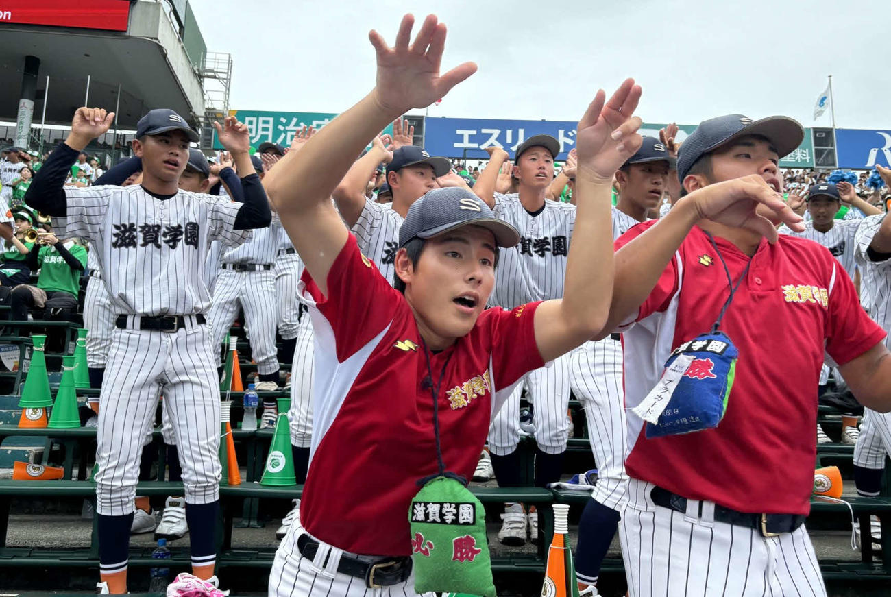 キレキレのダンスで声援を送る滋賀学園の応援団長、荒井浩志外野手（中央）（撮影・古財稜明）