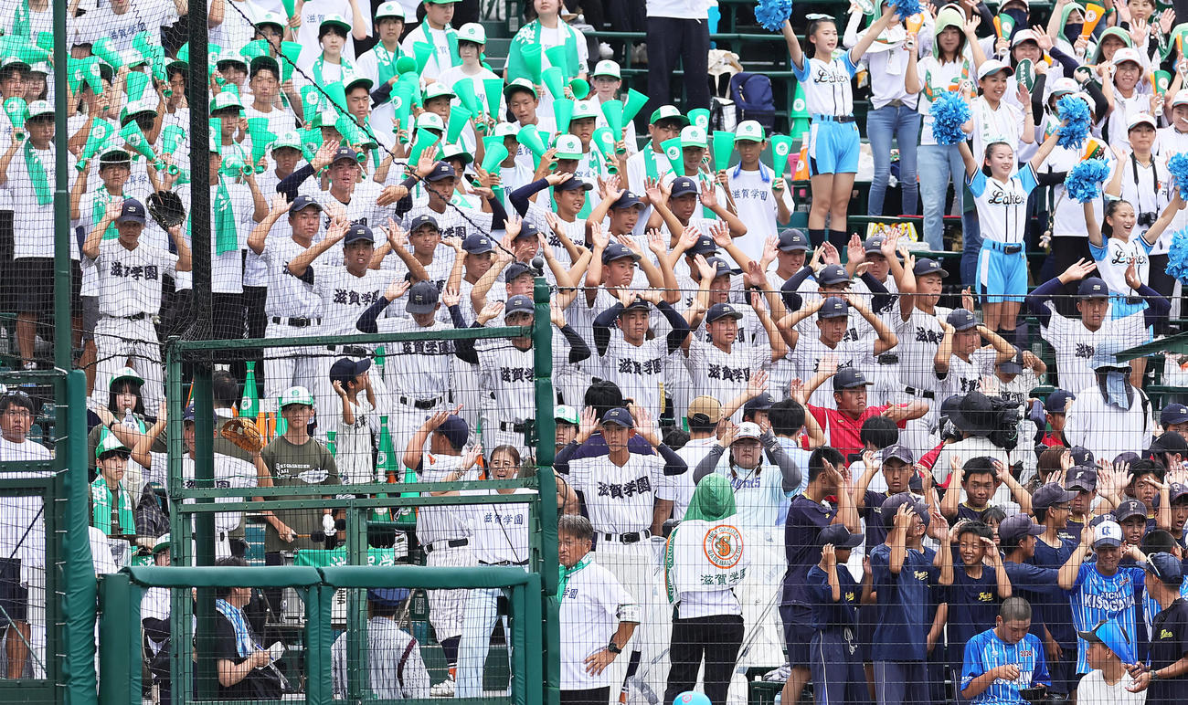 滋賀学園対青森山田　ダンスに盛り上がる滋賀学園の応援スタンド（撮影・足立雅史）