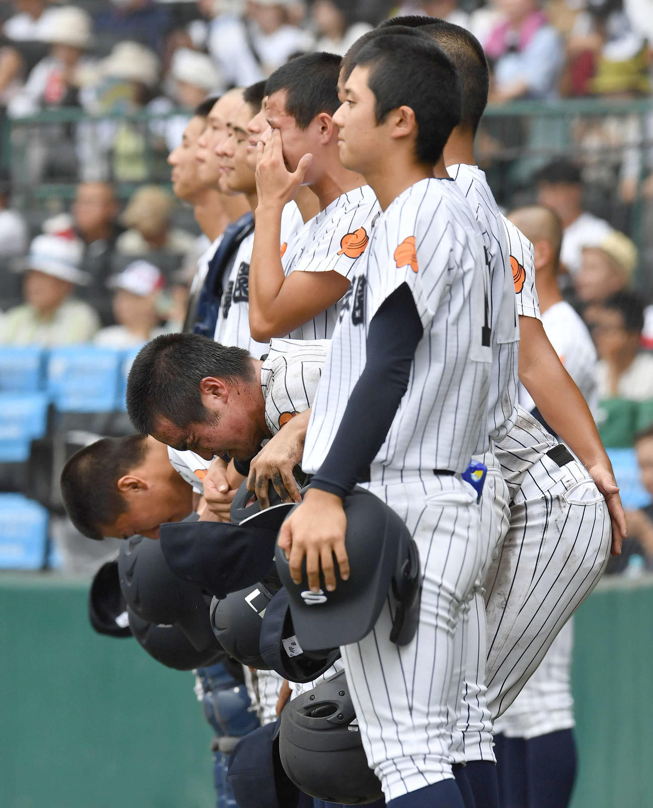 滋賀学園対青森山田　青森山田に敗れ、悔し涙を流す滋賀学園ナイン（撮影・岩下翔太）