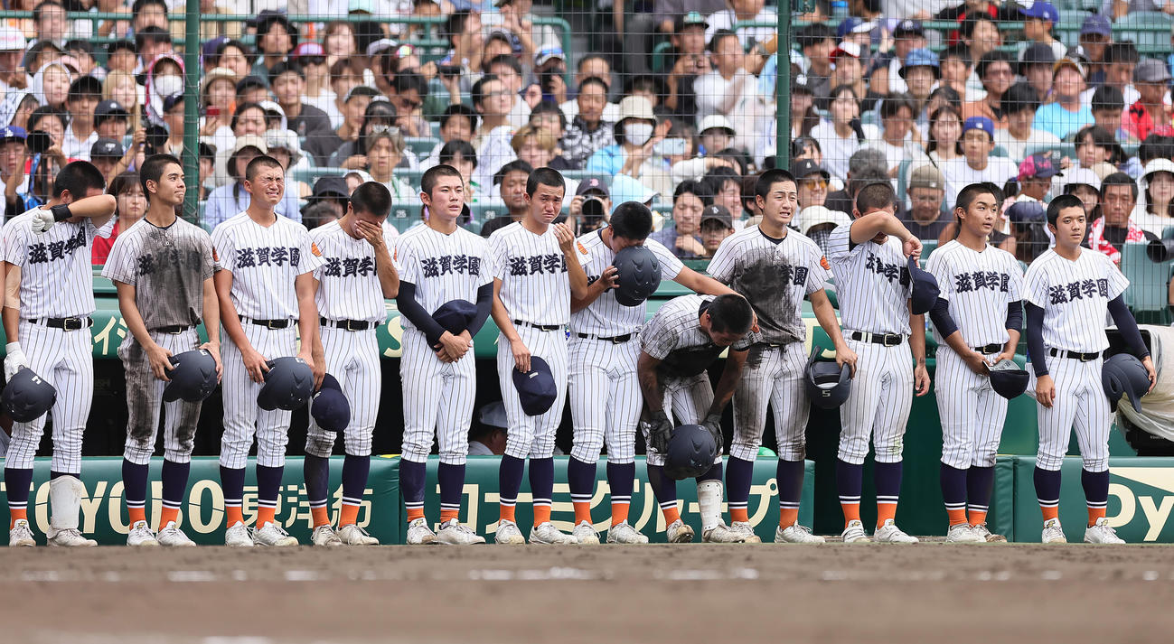 滋賀学園対青森山田　青森山田に敗れ涙する滋賀学園の選手たち（撮影・足立雅史）