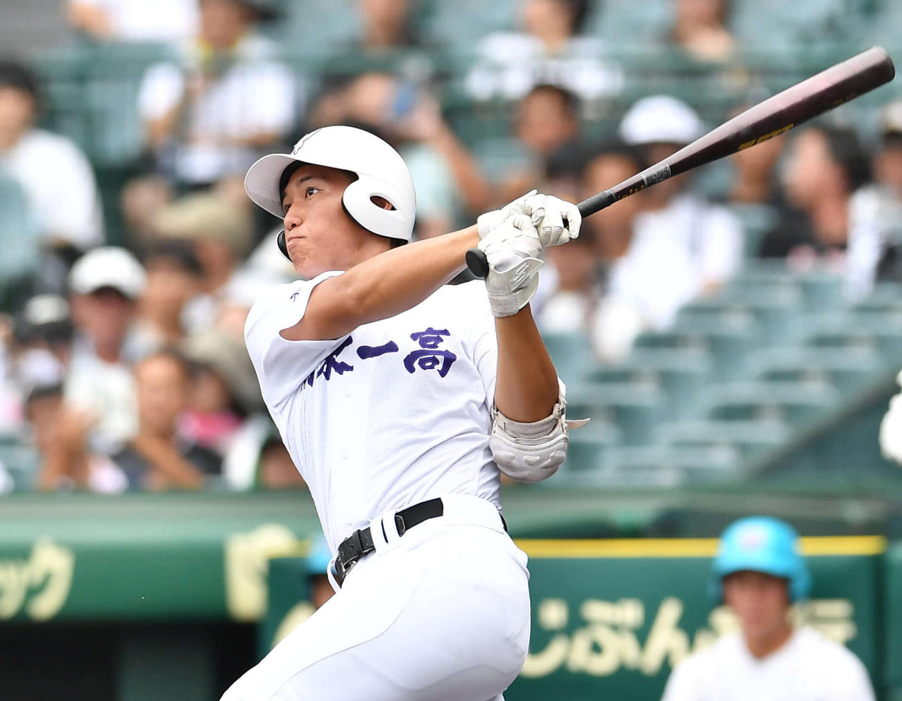 関東第一対東海大相模　7回表関東第一無死、高橋は先制の左越え本塁打を放つ（撮影・岩下翔太）