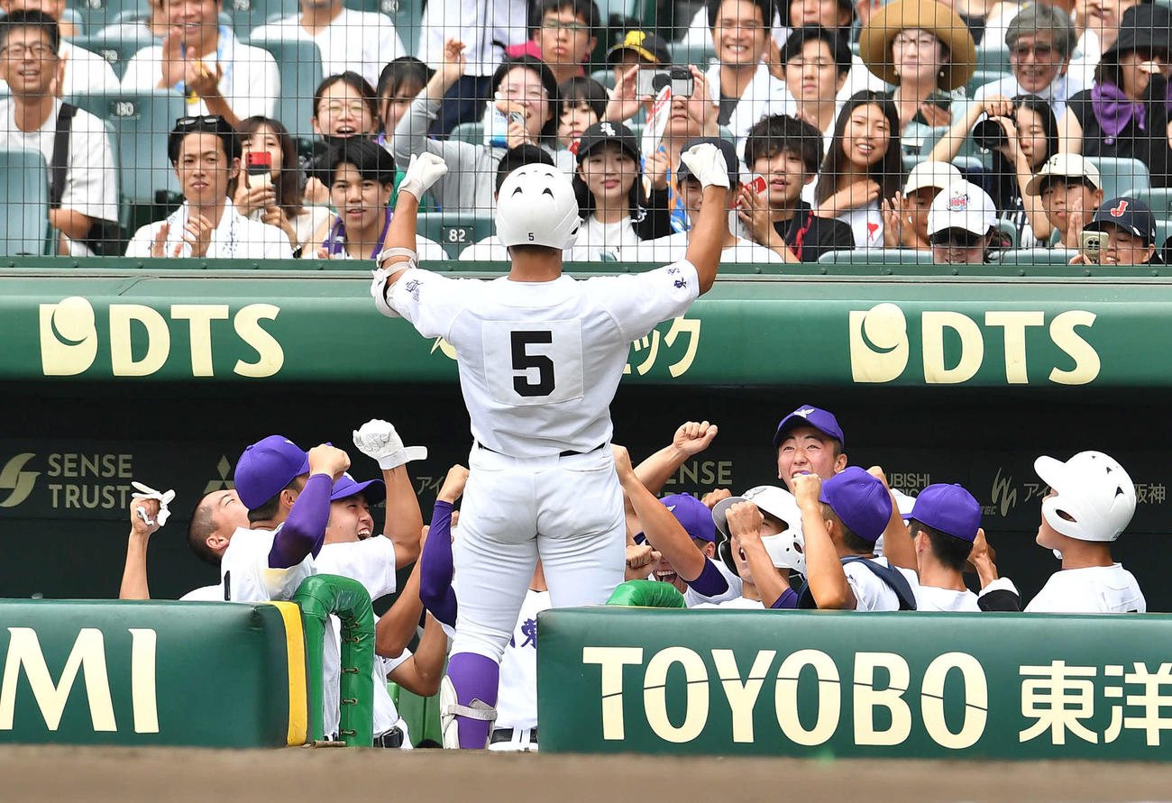 関東第一対東海大相模　7回表関東第一無死、先制の左越え本塁打を放ち、ベンチで関東第一ナインと「筋肉ポーズ」を決める高橋（撮影・岩下翔太）