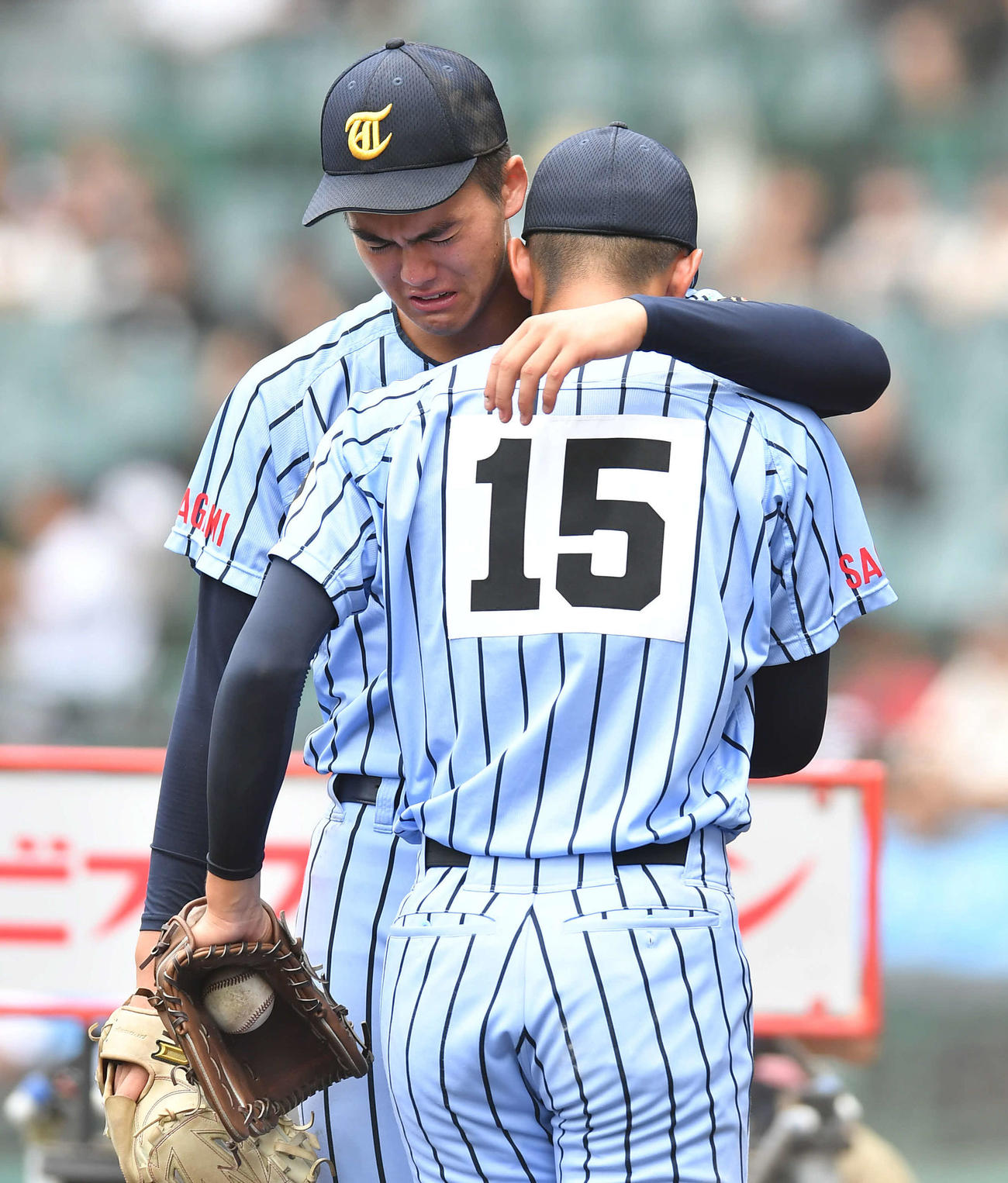関東第一対東海大相模　関東第一に敗れ、試合後のキャッチボールを終えて涙しながら福田（右）と抱き合う東海大相模・藤田（撮影・岩下翔太）