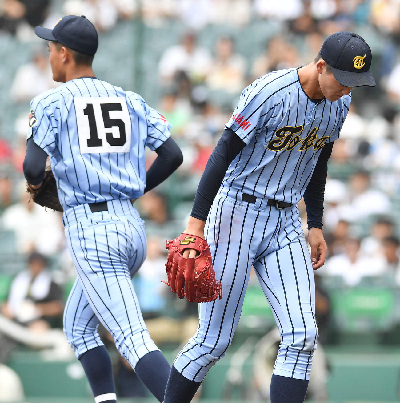 関東第一対東海大相模　9回表関東第一1死二塁、降板となった東海大相模・藤田（右）は厳しい表情でベンチへ戻る。左は2番手の福田（撮影・岩下翔太）