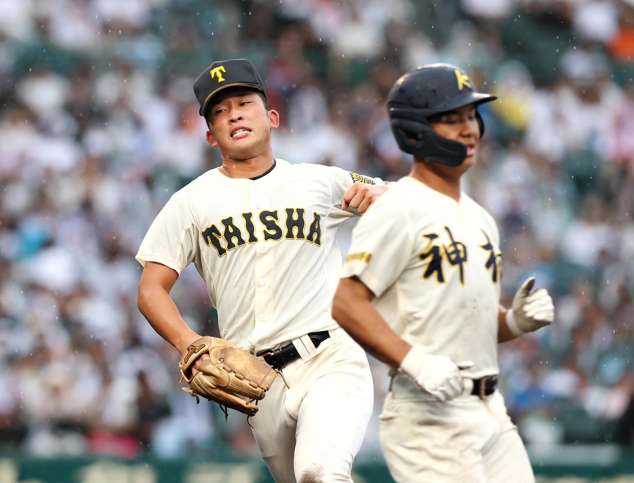 神村学園対大社　5回表神村学園2死三塁、馬庭（左）は岩下を投ゴロに仕留め喜ぶ（撮影・上山淳一）
