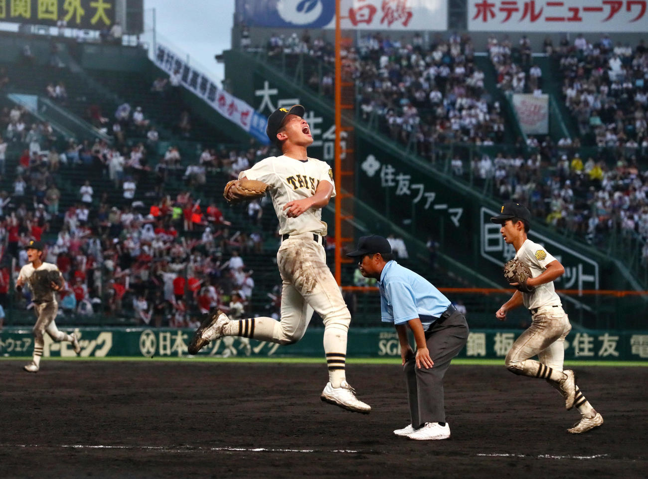 神村学園対大社　9回表神村学園2死、馬庭（手前）は木下夢を一ゴロに仕留めジャンプして喜ぶ（撮影・上山淳一）