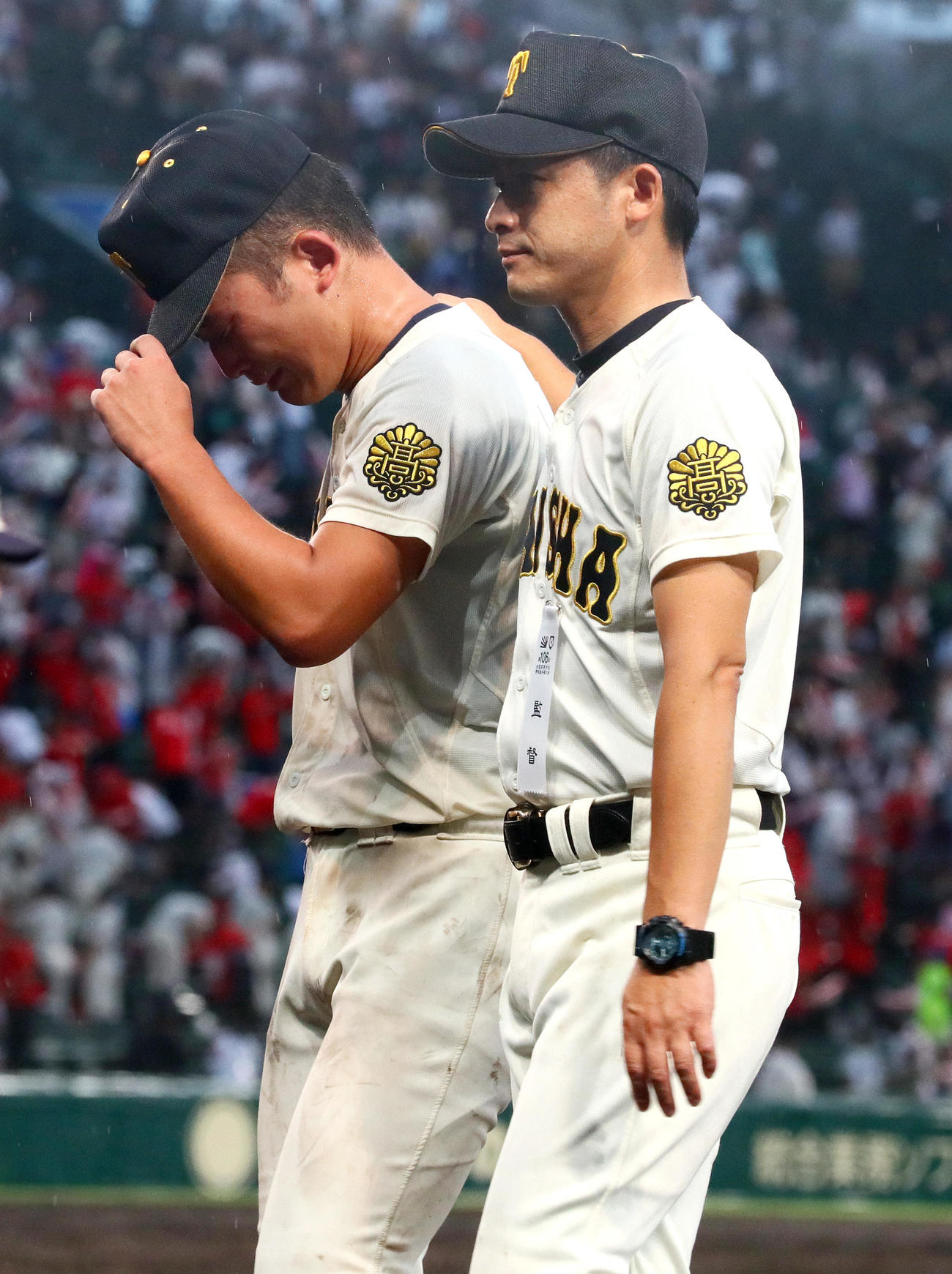 神村学園対大社　大社エース馬庭（左）の肩を抱き引き揚げる大社・石飛監督（撮影・上山淳一）