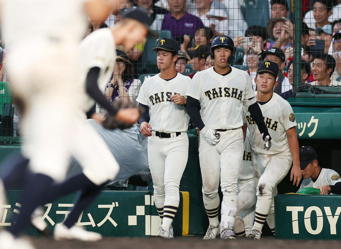神村学園対大社　神村学園に敗れ、悔しそうに整列に向かう馬庭（右）ら大社の選手たち（撮影・前田充）