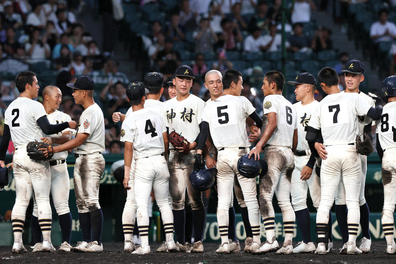 神村学園対大社　試合後、互いの健闘をたたえ合う選手ら（撮影・上山淳一）