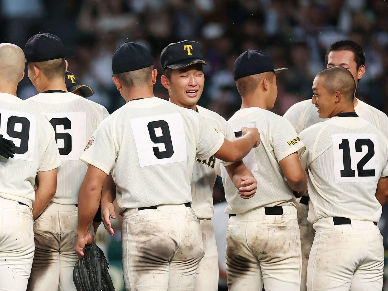 神村学園対大社　試合後、健闘をたたえ合う大社・馬庭（中央）ら両校の選手たち（撮影・前田充）