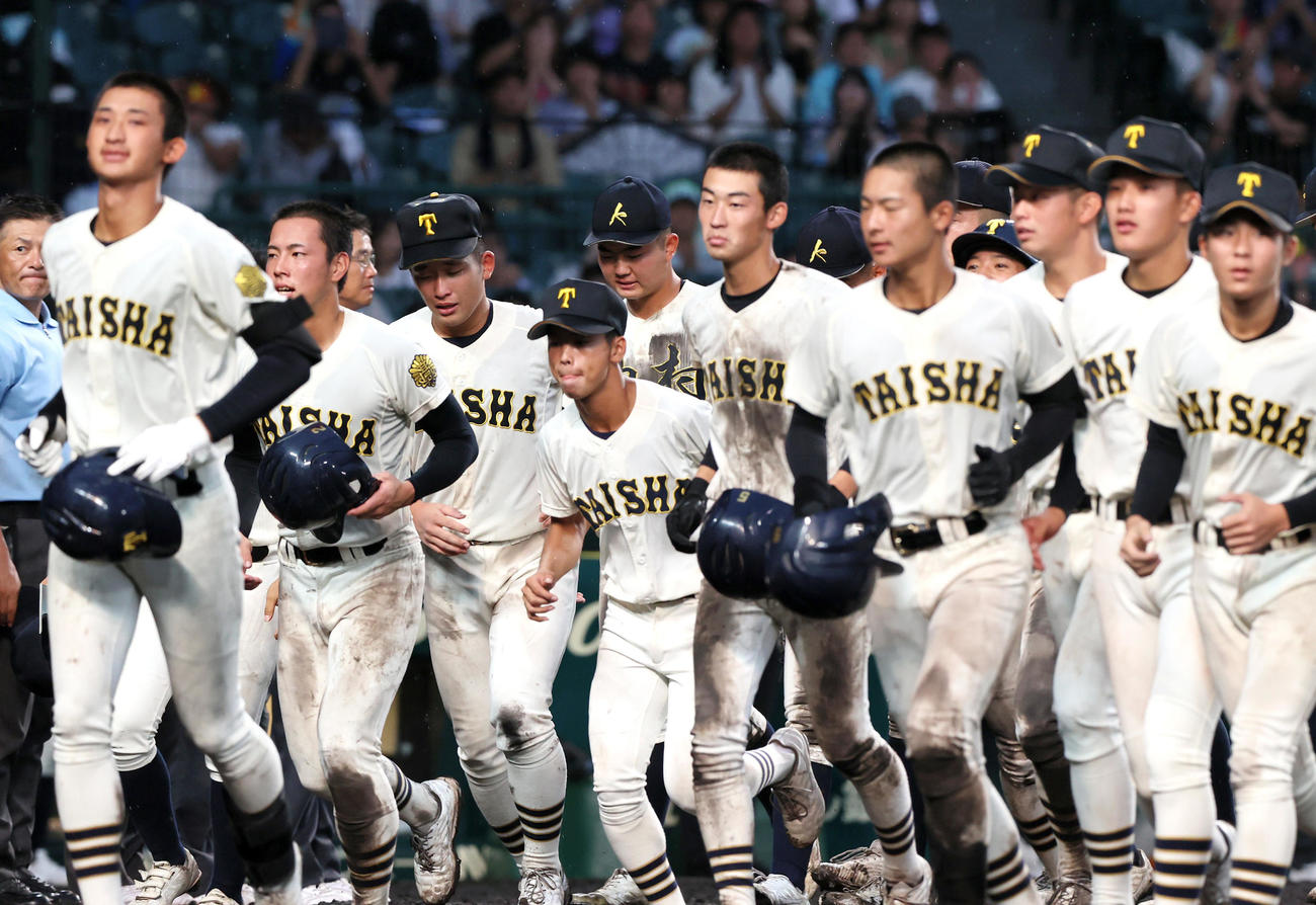 神村学園対大社　神村学園に敗れ引き揚げる大社エース馬庭（左から3人目）ら（撮影・上山淳一）