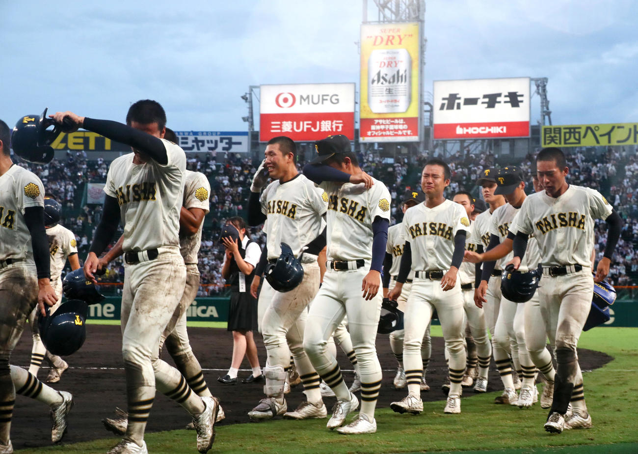 神村学園対大社　神村学園に敗れ引き揚げる大社ナイン（撮影・上山淳一）