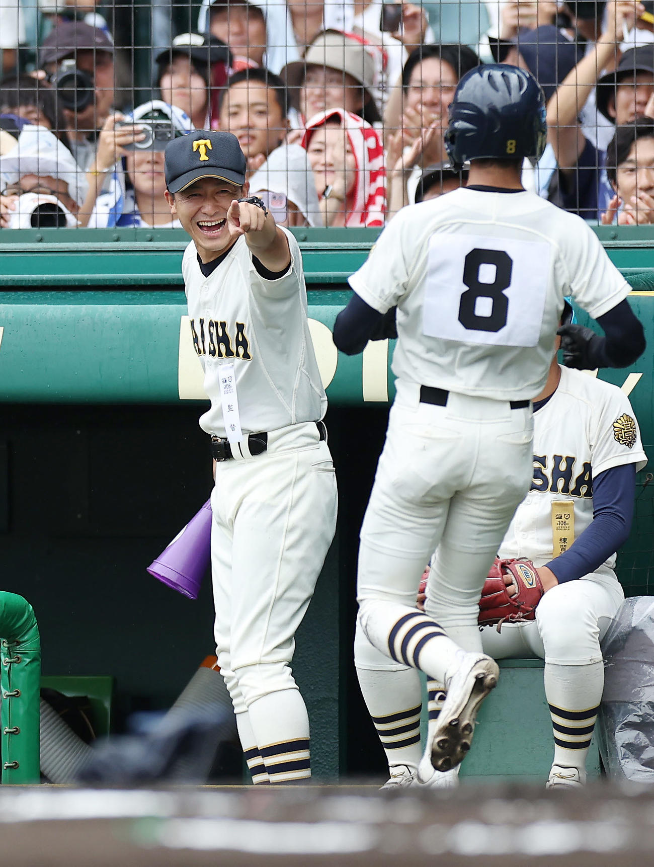 神村学園対大社　1回裏大社1死三塁、石原の三ゴロで生還した藤原（右）を迎える石飛監督（撮影・前田充）
