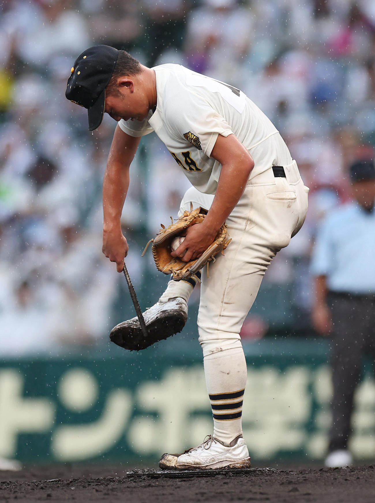 神村学園対大社　7回表神村学園1死一、二塁、スパイクの裏に着いた土を落とす馬庭（撮影・前田充）