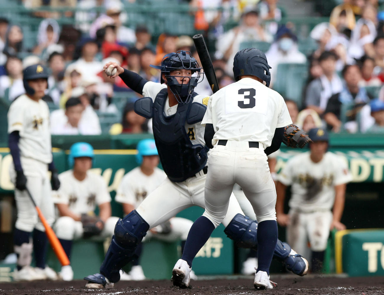 神村学園対大社　2回表神村学園2死一塁、一走・今岡の盗塁を刺す捕手・石原、打者は藤田（撮影・上山淳一）