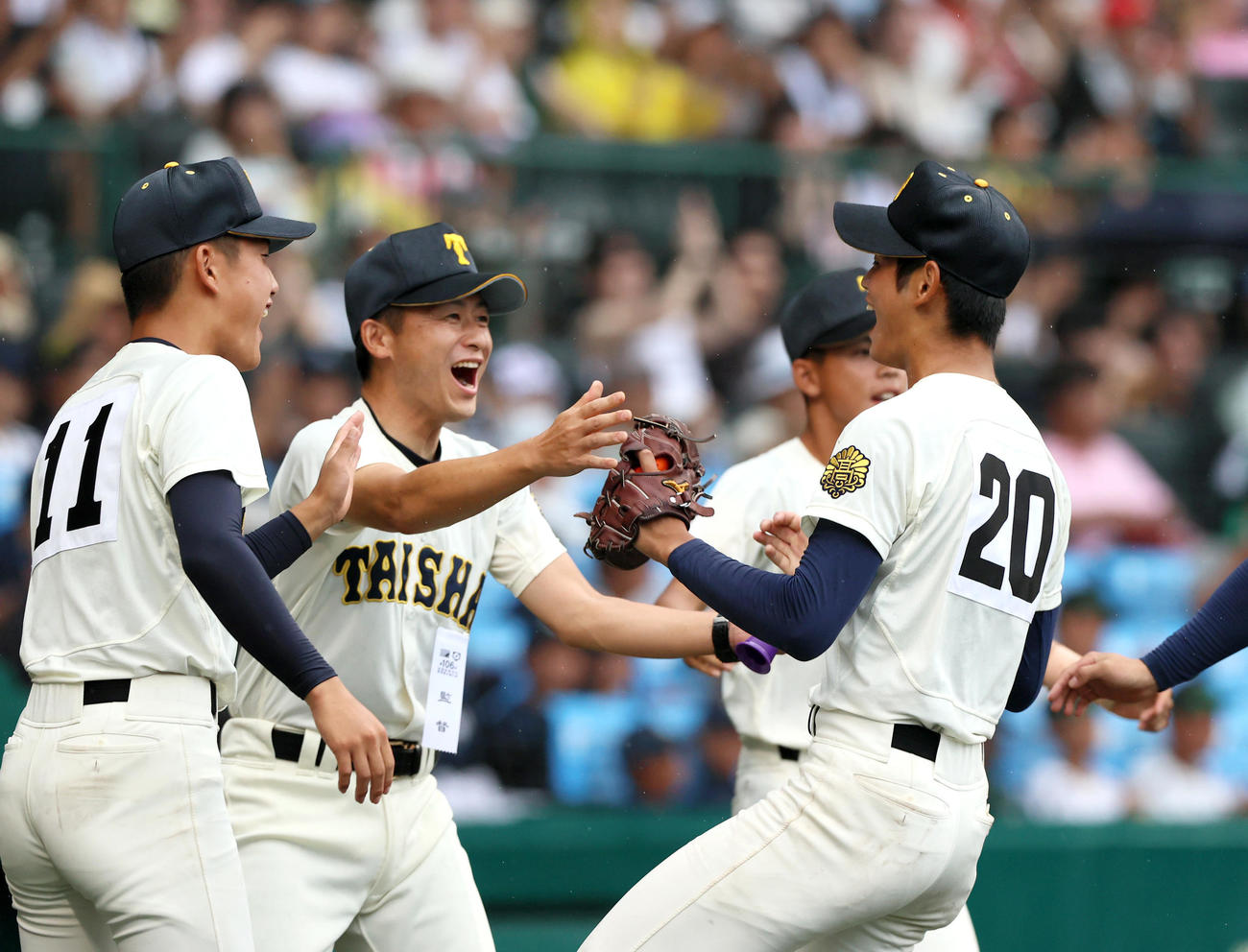 神村学園対大社　4回表神村学園2死満塁、交代で登板した投手・山本（右）が後続をおさえ出迎える大社・石飛監督（左から2人目）ら（撮影・上山淳一）