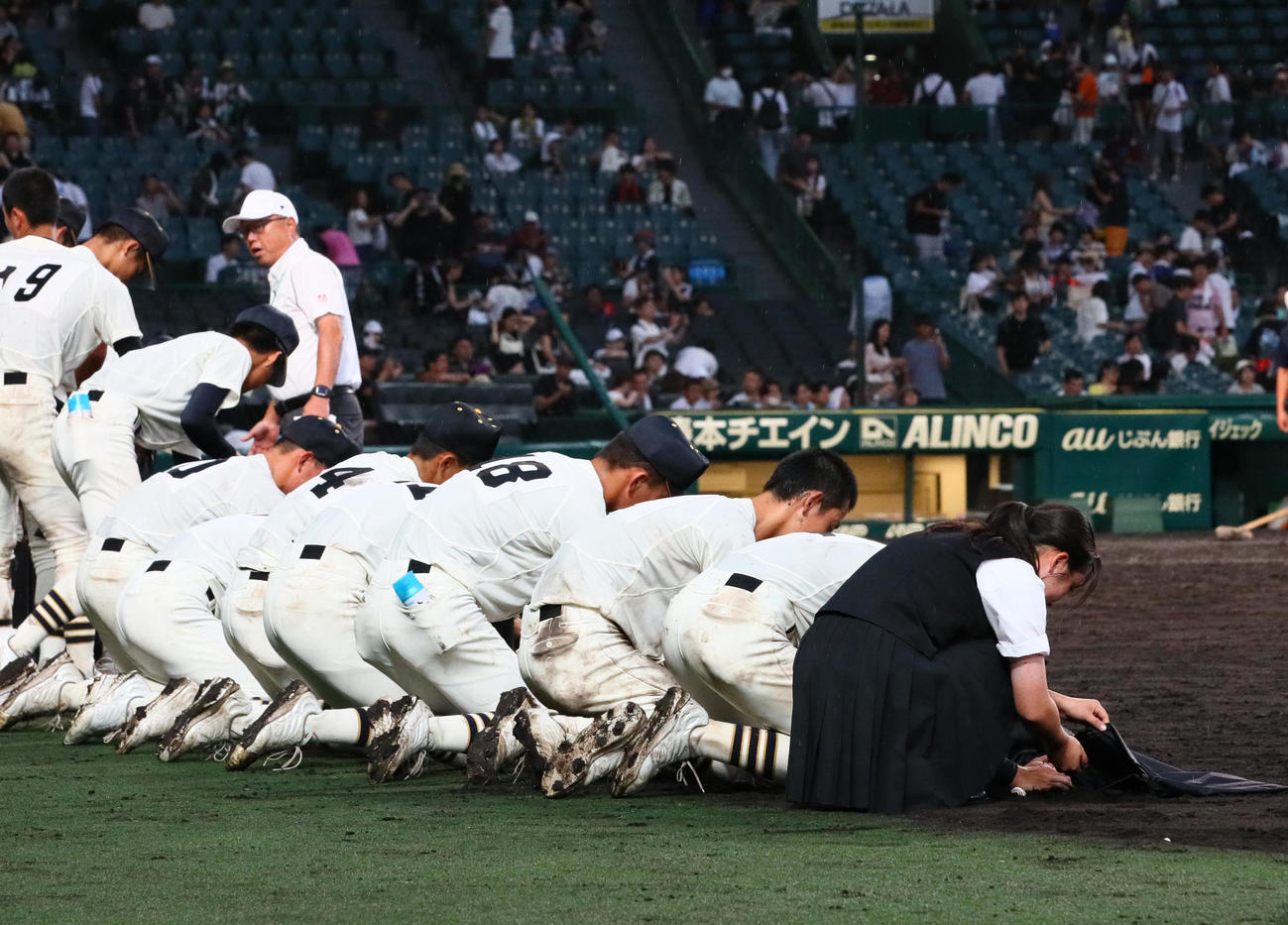 神村学園対大社　神村学園に敗れ甲子園の土を拾う大社ナイン（撮影・上山淳一）