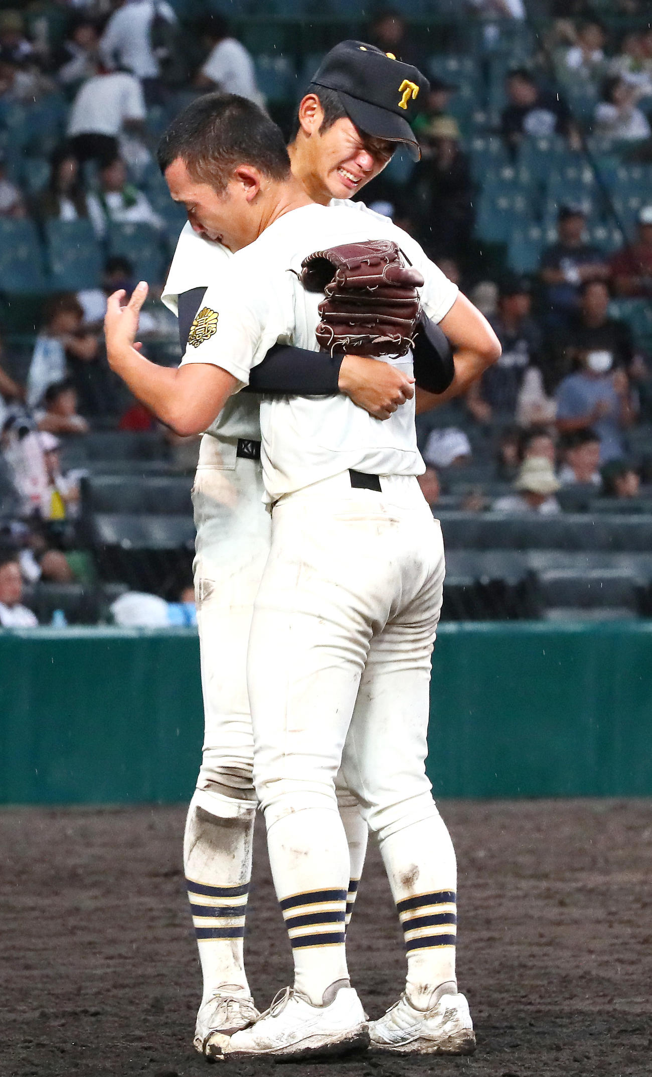 神村学園対大社　神村学園に敗れ涙する大社エース馬庭（手前）と山本（撮影・上山淳一）