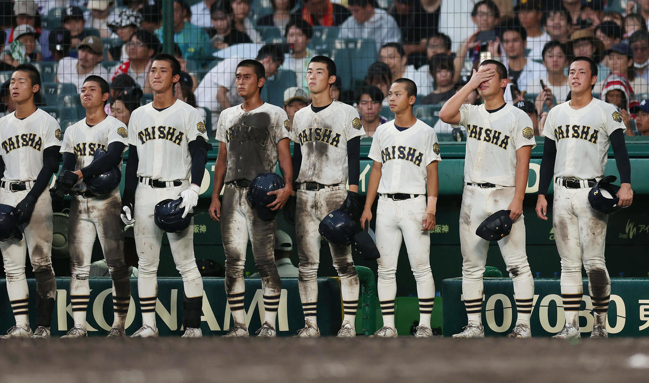 神村学園対大社　神村学園に敗れ、涙ながらに整列する馬庭（右から2人目）ら大社ナイン（撮影・前田充）