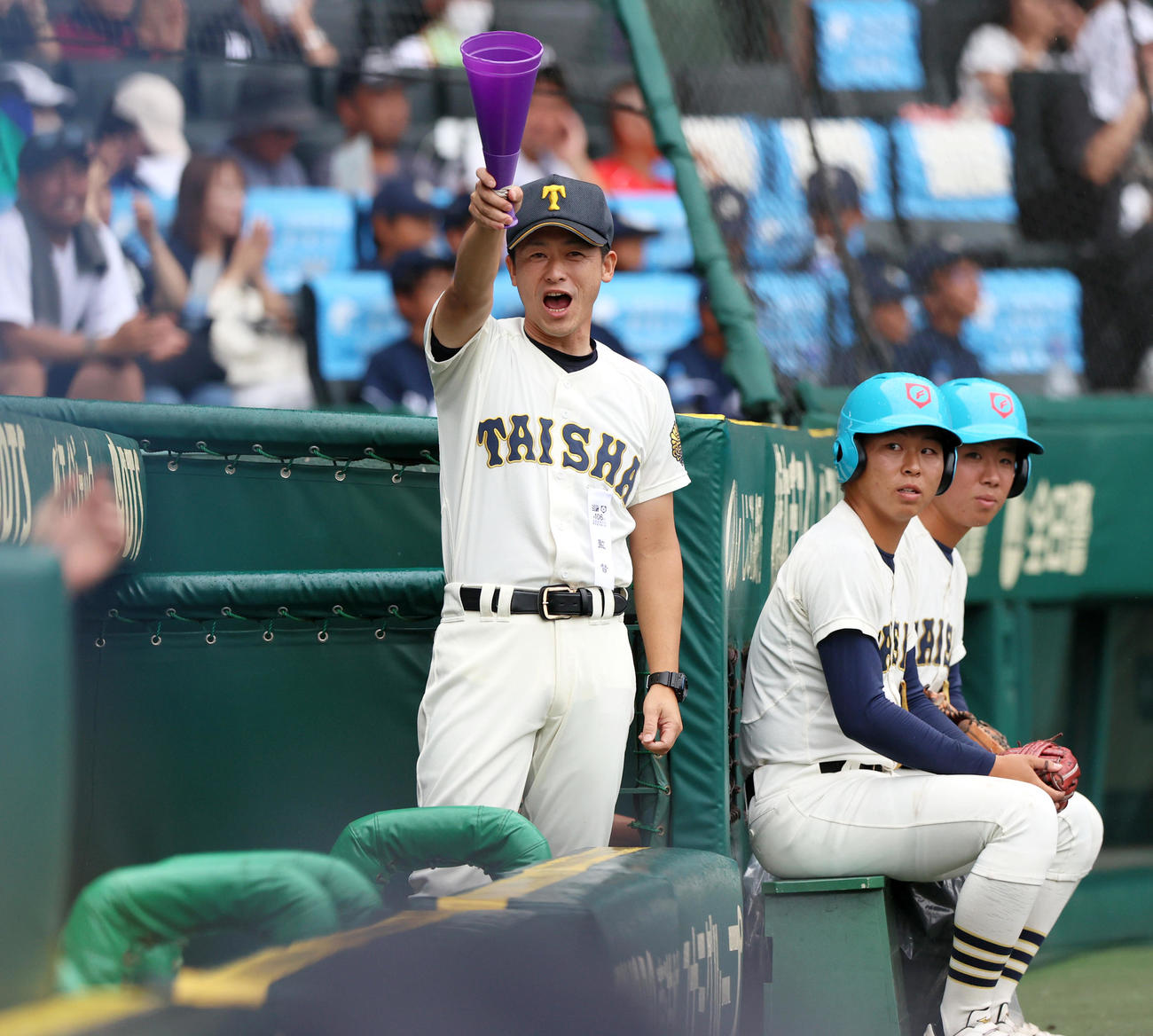 神村学園対大社　1回裏大社1死三塁、石原の遊ゴロで先制し喜ぶ大社・石飛監督（撮影・上山淳一）