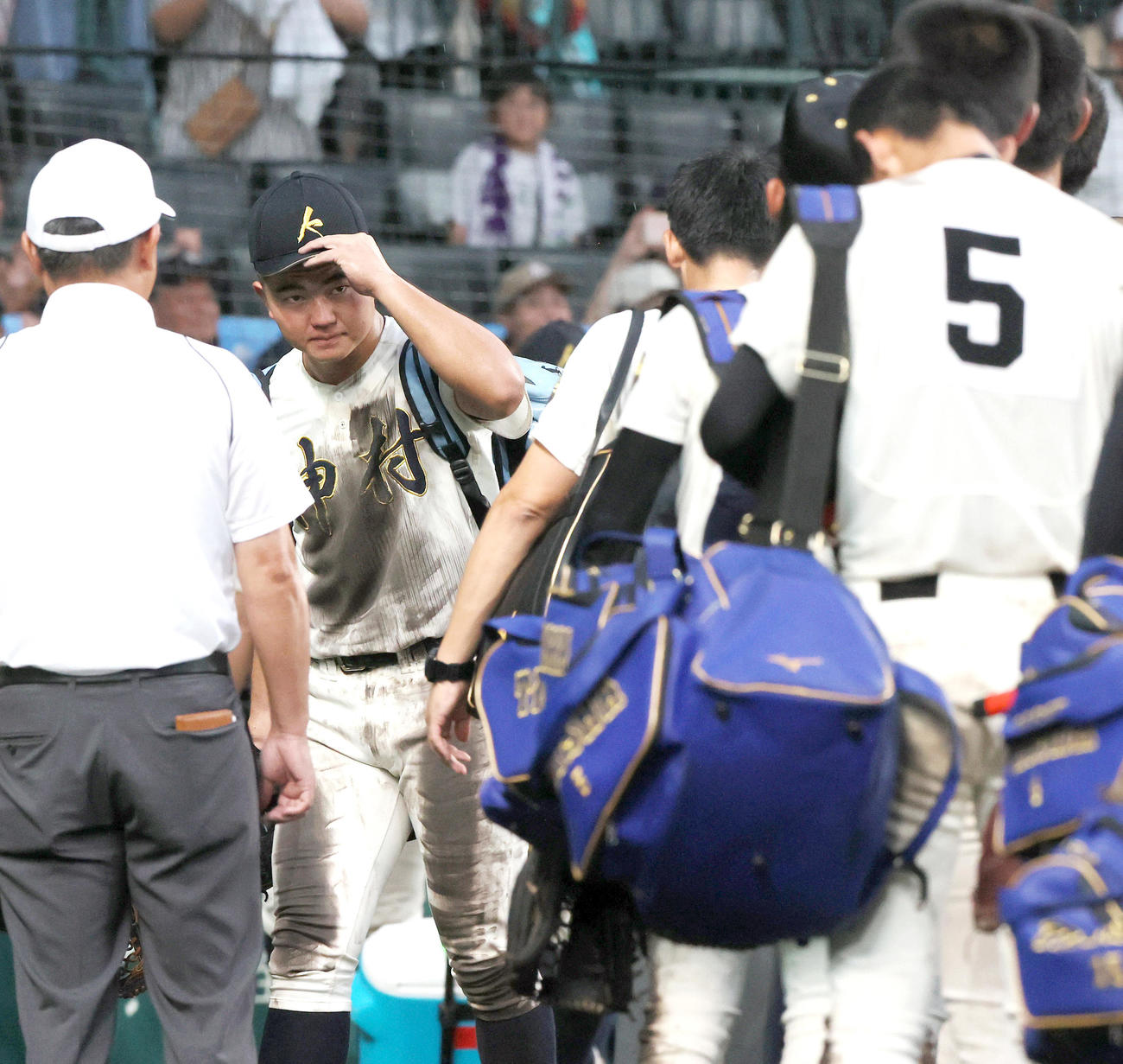神村学園対大社　試合を終えた神村学園・正林（左）は大社ナインにあいさつし引き揚げる（撮影・上山淳一）