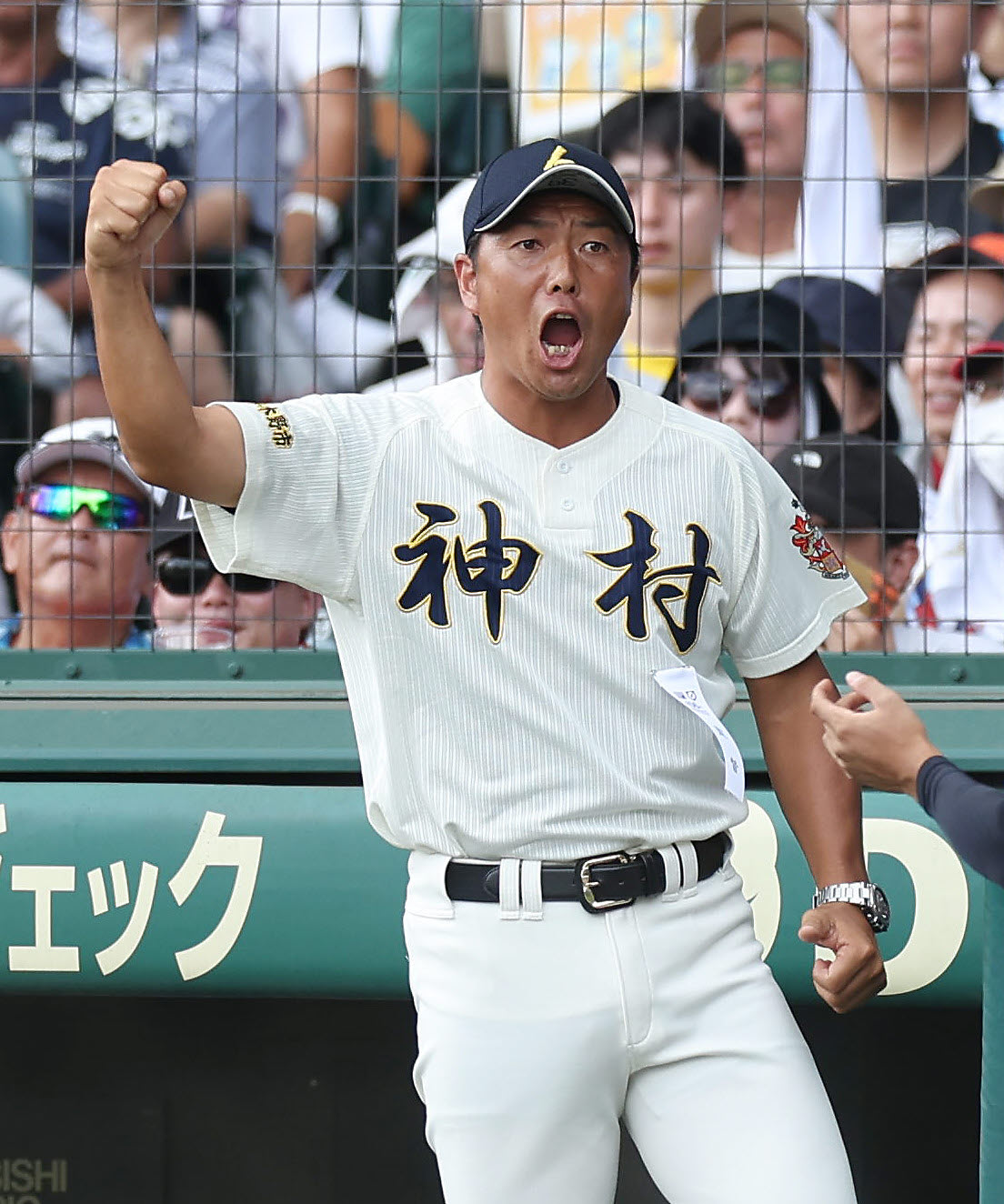 神村学園対岡山学芸館　5回表神村学園無死満塁、上川床の2点適時打にガッツポーズする小田監督（撮影・前田充）