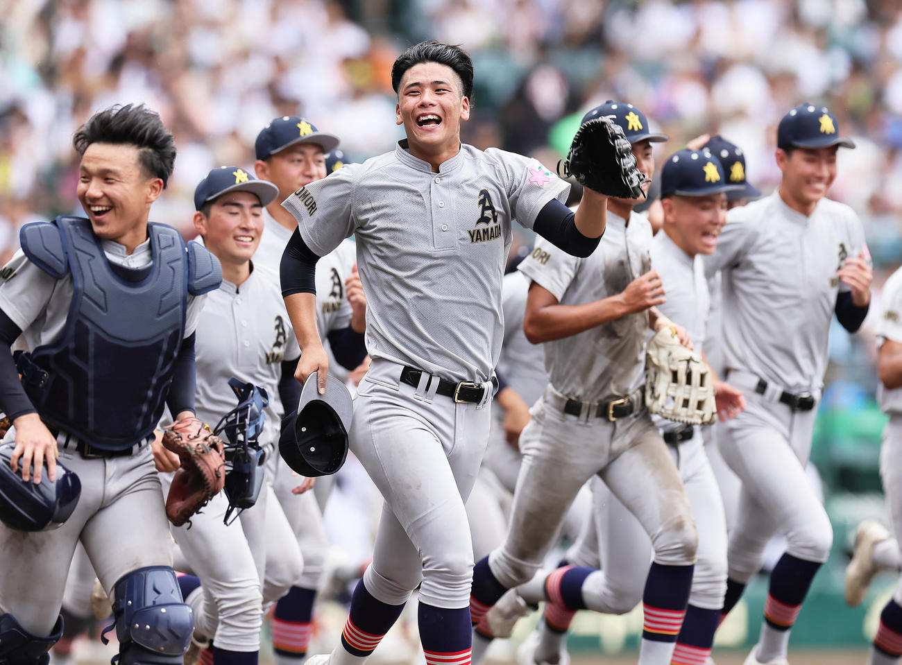 滋賀学園対青森山田　滋賀学園を破り、準決勝進出を決め笑顔を見せる青森山田・関（中央）ら（撮影・足立雅史）
