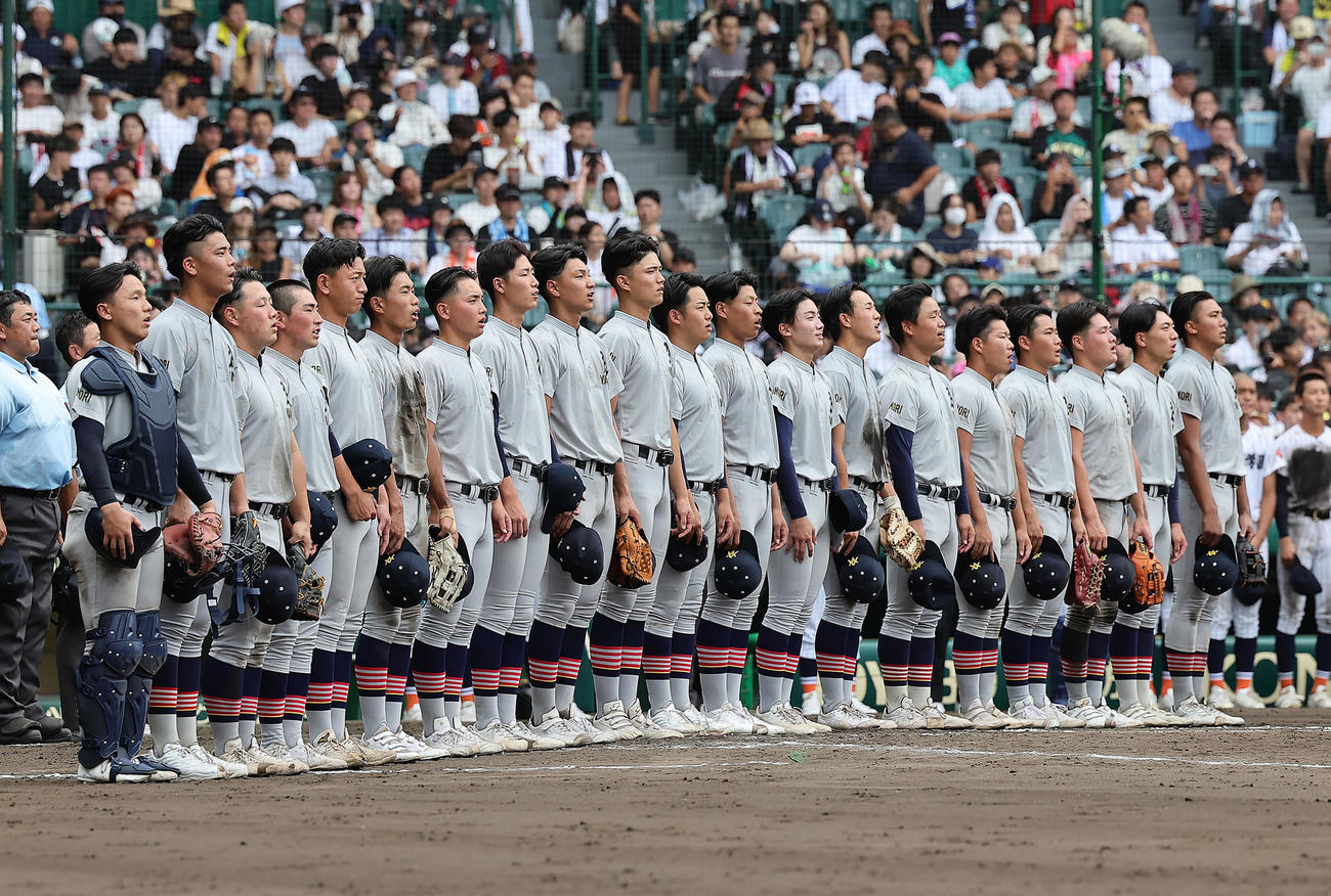 滋賀学園対青森山田　準決勝進出を決め校歌を歌う青森山田（撮影・足立雅史）