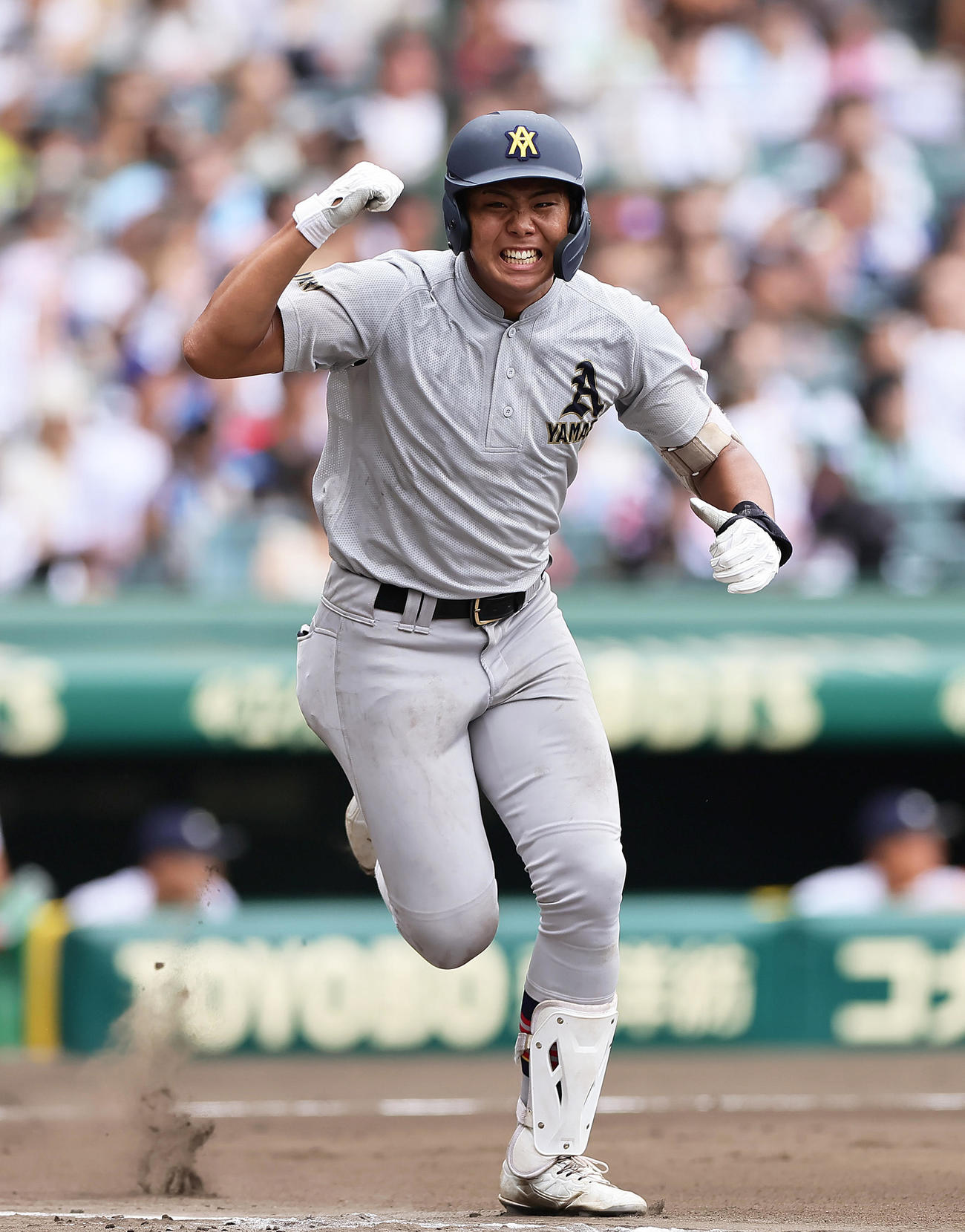 滋賀学園対青森山田　7回裏青森山田2死三塁、吉川は先制適時打を放ちガッツポーズ（撮影・足立雅史）