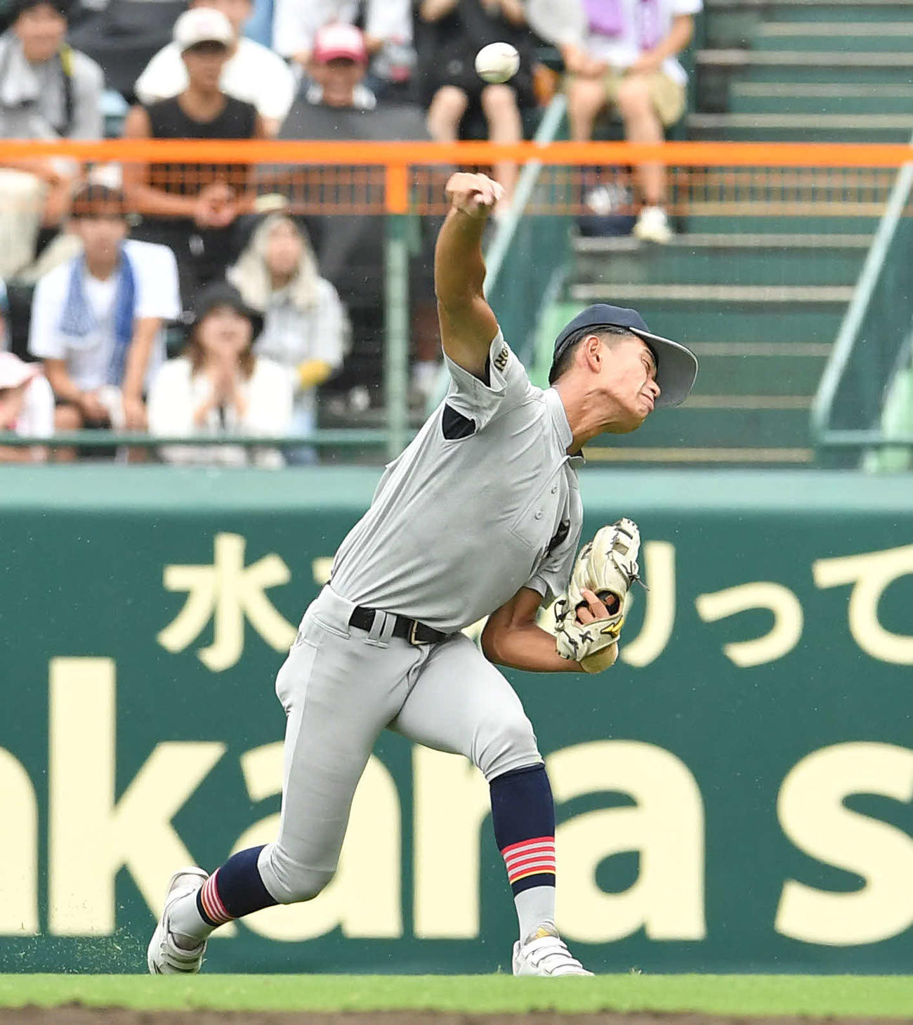 滋賀学園対青森山田　5回表滋賀学園2死一、二塁、多胡の右前安打で本塁を狙った土田を好返球でアウトにする青森山田・佐藤洸（撮影・岩下翔太）