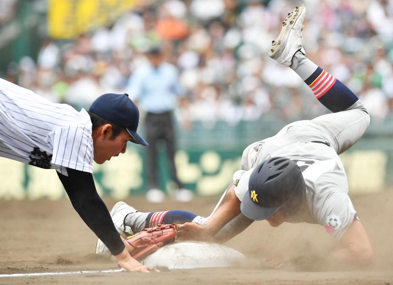滋賀学園対青森山田　8回裏青森山田1死一塁、関の三犠打で守備の隙をつき、三塁を陥れる菊池伊（撮影・岩下翔太）