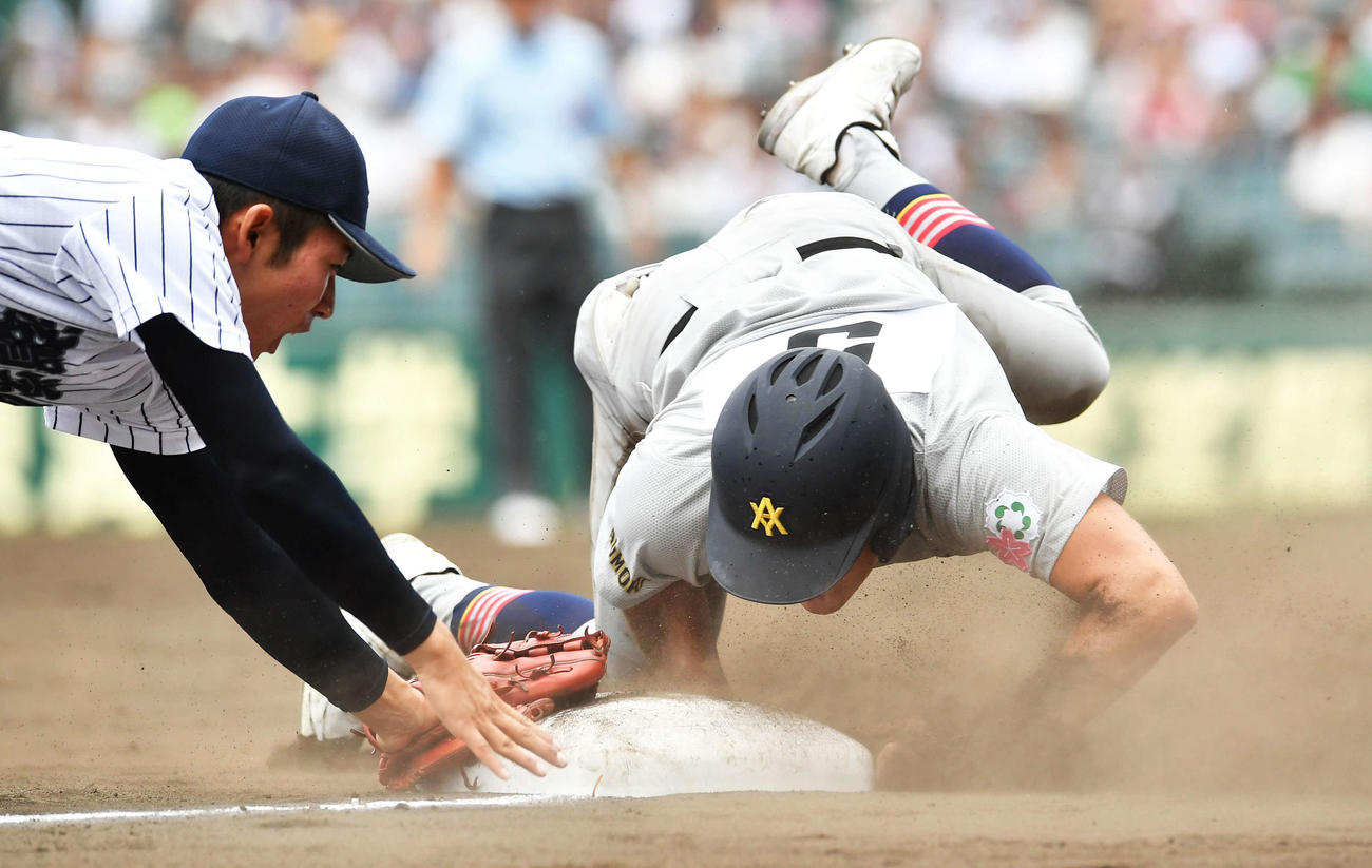 滋賀学園対青森山田　8回裏青森山田1死一塁、関の三犠打で守備の隙をつき、三塁を陥れる菊池伊（撮影・岩下翔太）