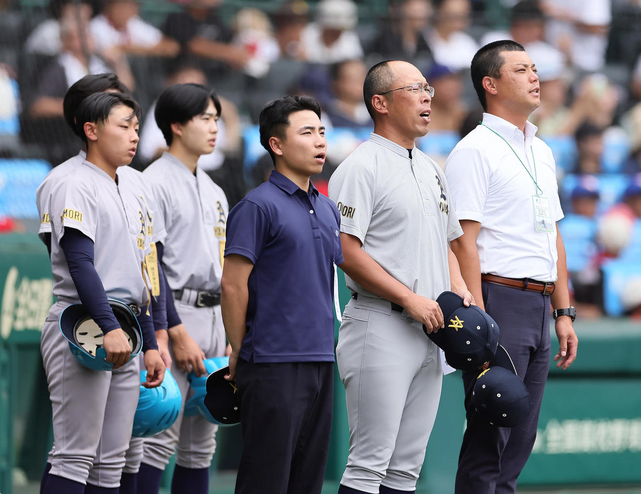 滋賀学園対青森山田　準決勝進出を決め校歌を歌う青森山田・兜森監督（右から2人目）ら（撮影・足立雅史）