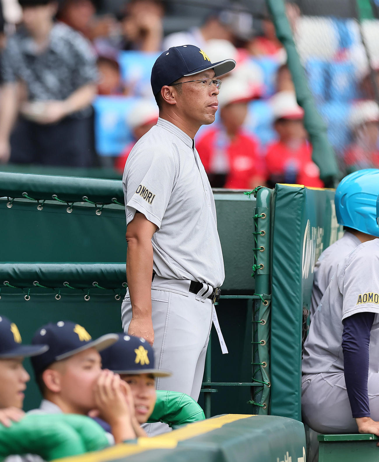 滋賀学園対青森山田　戦況を見つめる青森山田・兜森監督（撮影・足立雅史）