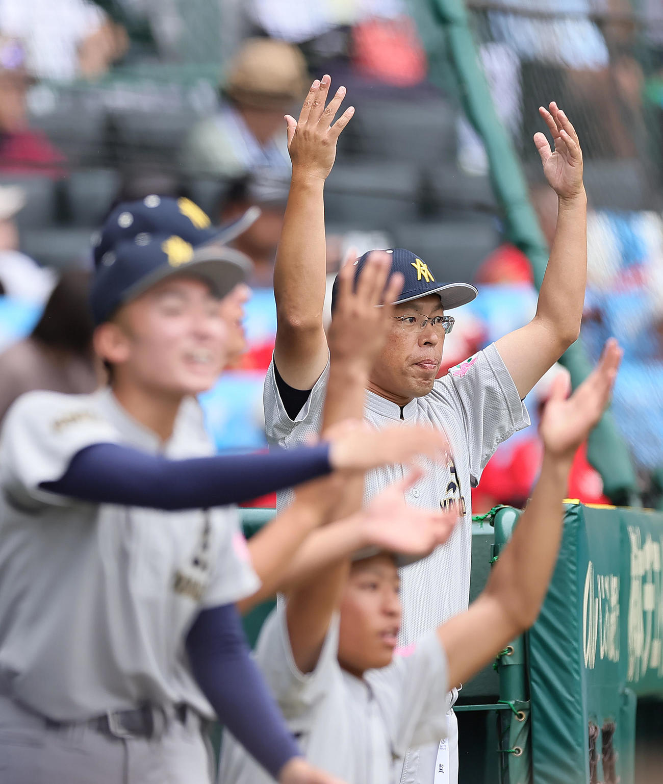 滋賀学園対青森山田　ベンチから指示を出す青森山田・兜森監督（後方右）（撮影・足立雅史）