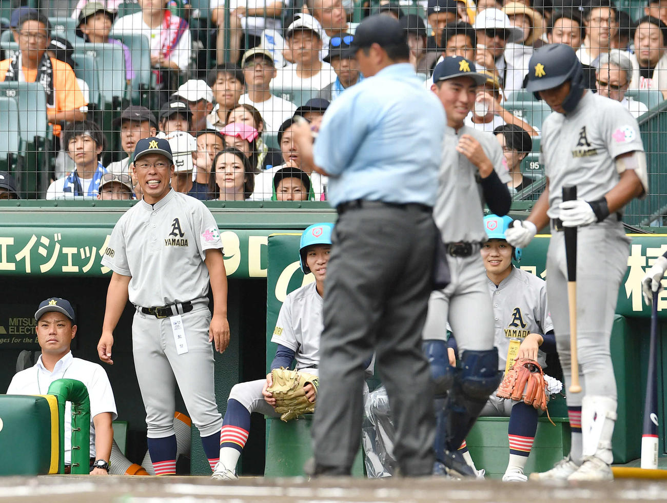 滋賀学園対青森山田　7回裏青森山田2死三塁、吉川（右）に伝令を送る兜森監督（左から2人目）（撮影・岩下翔太）