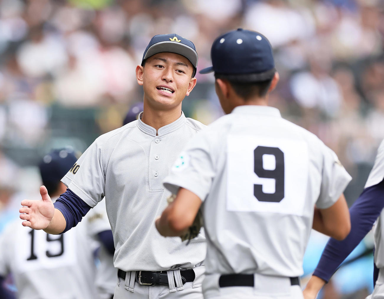 滋賀学園対青森山田　チームメートに声をかける青森山田・桜田（左）（撮影・足立雅史）