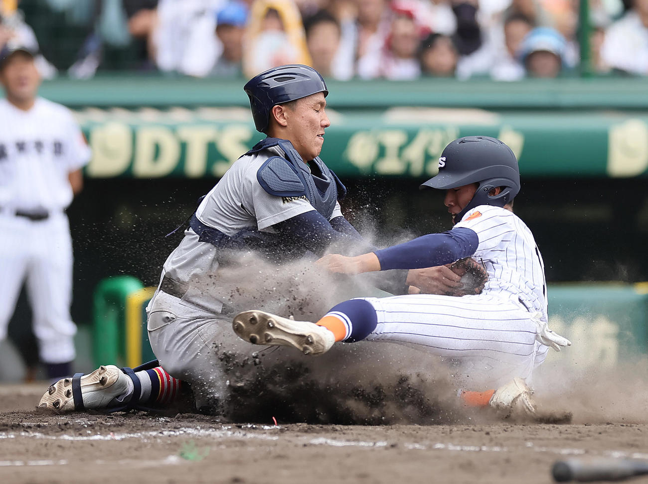 滋賀学園対青森山田　5回表青森山田2死一、二塁、多胡の右前打で生還を狙うもアウトとなる二塁走者土田（右）。捕手杉本（撮影・足立雅史）