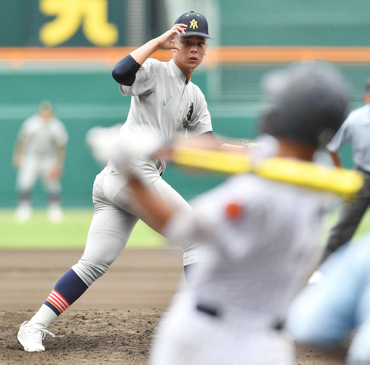 滋賀学園対青森山田　6回表滋賀学園1死一、二塁、仲田（手前）を空振り三振に抑える青森山田・関（撮影・岩下翔太）