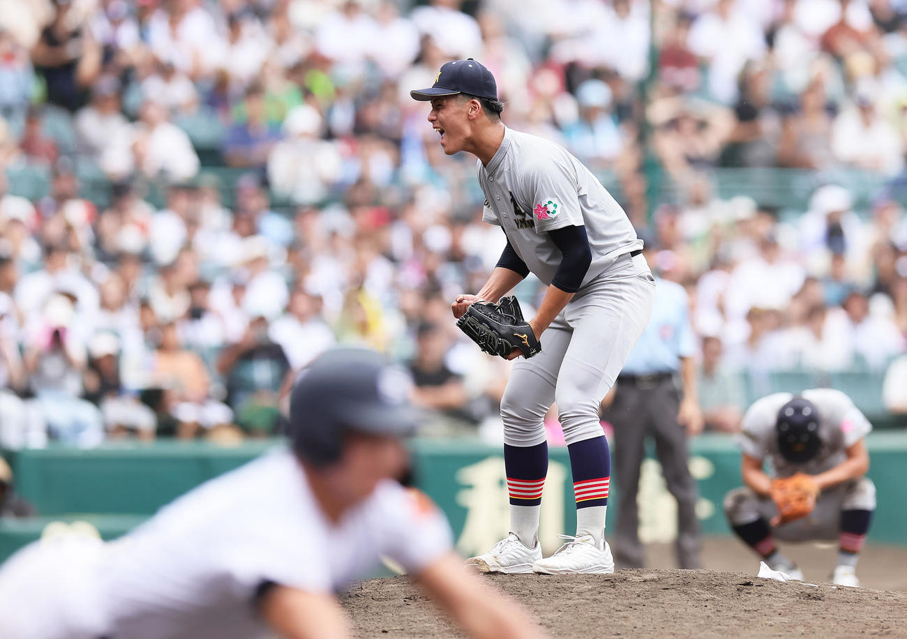 滋賀学園対青森山田　9回表滋賀学園2死二塁、杉本（手前）を遊ゴロに仕留めガッツポーズする関（撮影・足立雅史）