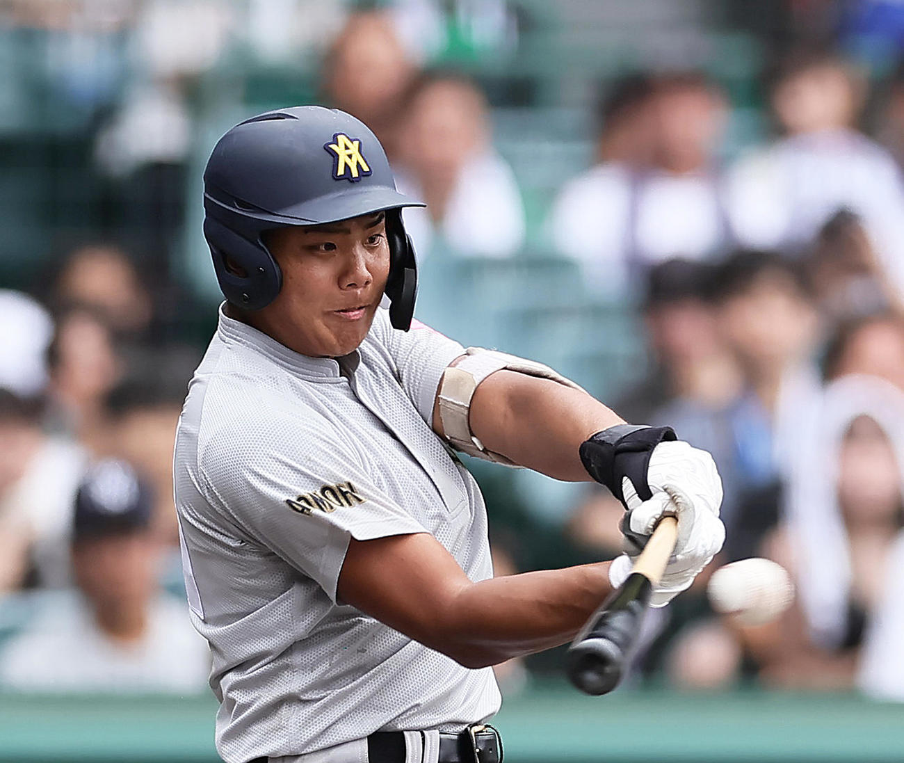 滋賀学園対青森山田　7回裏青森山田2死三塁、吉川は先制適時打を放つ（撮影・足立雅史）