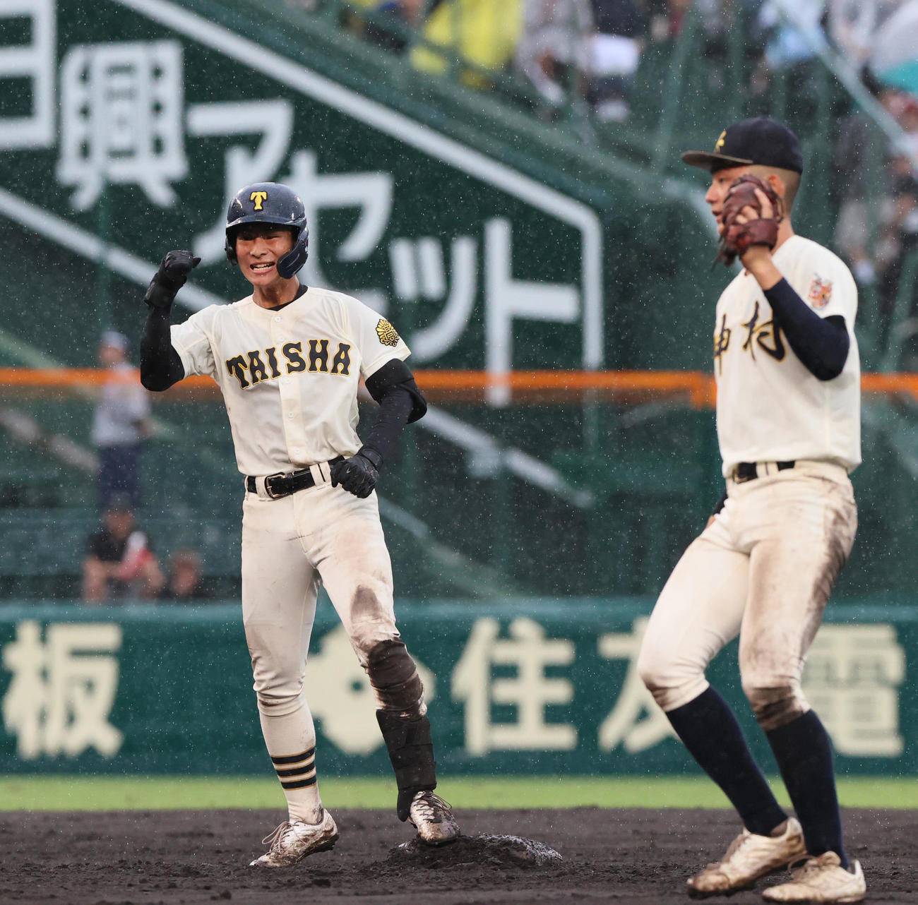 神村学園対大社　6回裏大社無死、高橋蒼（左）は右二塁打を放つ（撮影・上山淳一）
