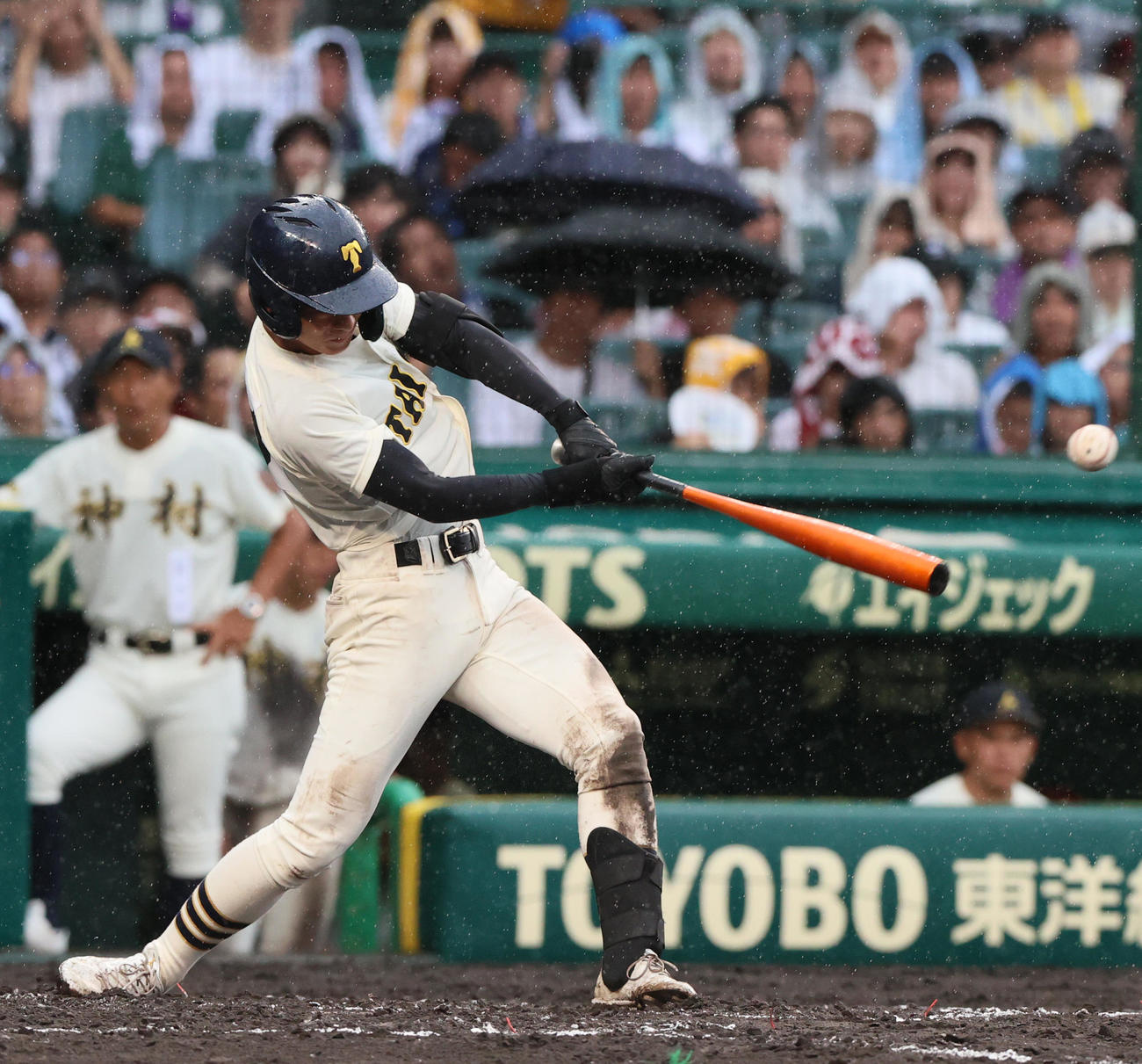 神村学園対大社　6回裏大社無死、高橋蒼は右二塁打を放つ（撮影・上山淳一）