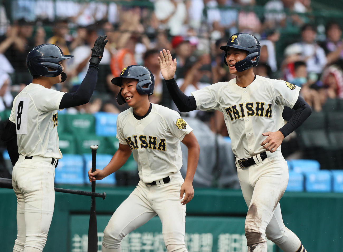 神村学園対大社　4回裏大社無死一、二塁、園山の送りバントを投手・今村が一塁送球ミスし高橋蒼（右）が生還し仲間から出迎えを受ける（撮影・上山淳一）