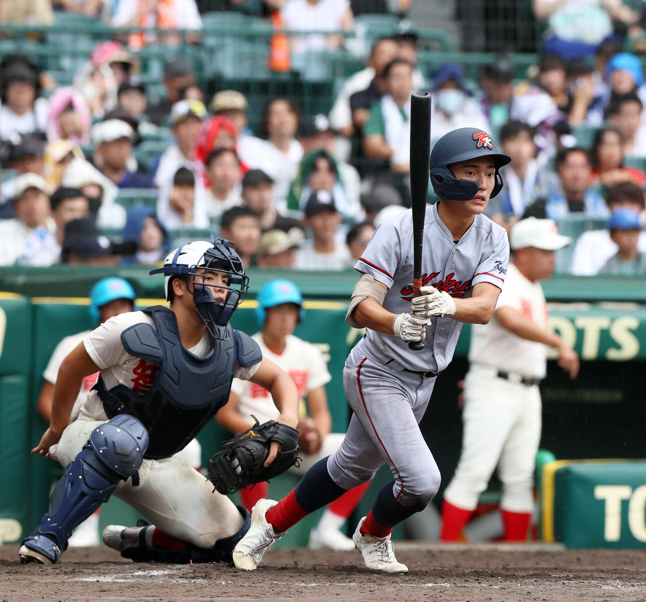 智弁学園対京都国際　5回裏京都国際1死二塁、長谷川は右前適時打を放つ。捕手・山崎（撮影・上山淳一）