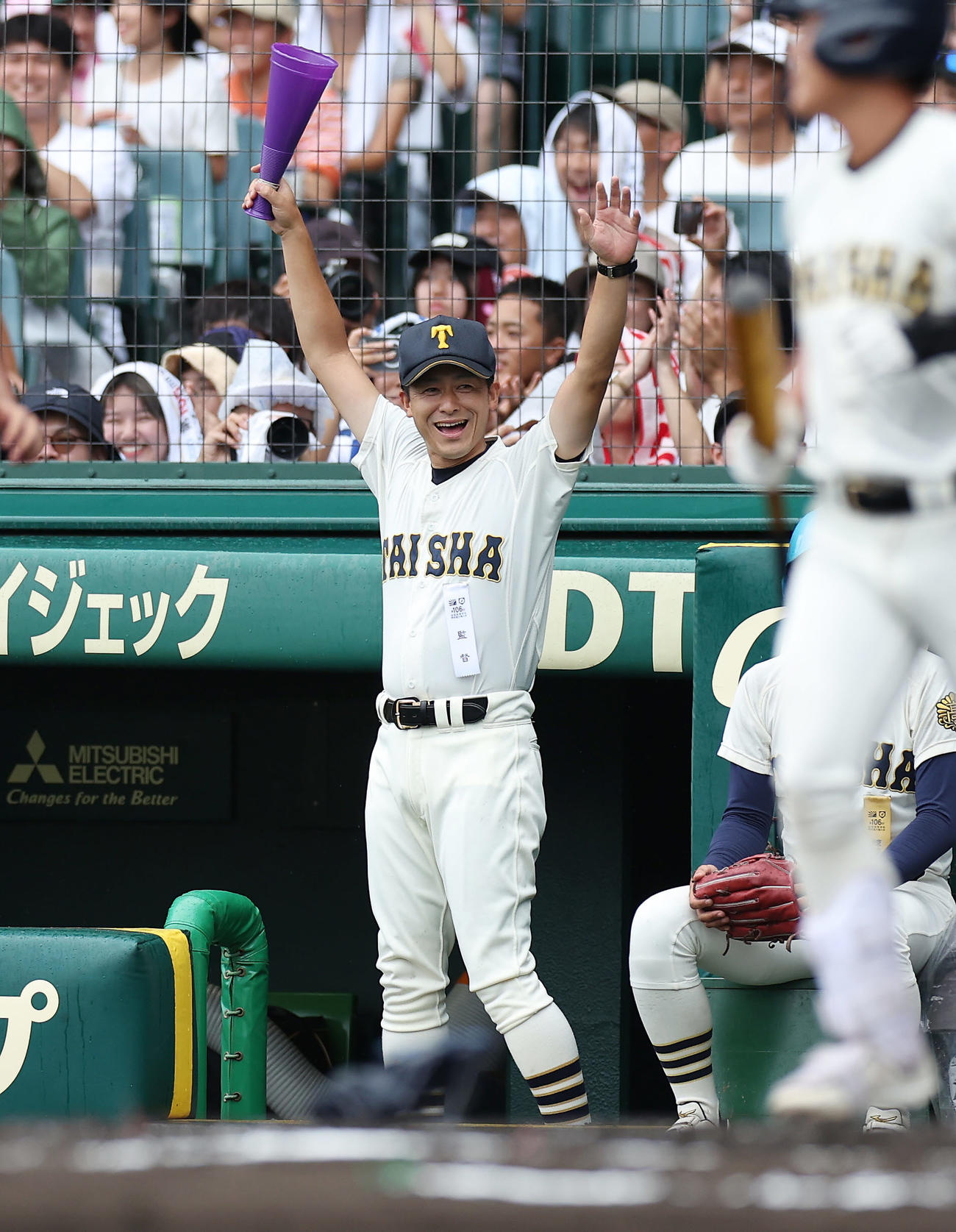 神村学園対大社　1回裏大社1死三塁、石原の三ゴロで藤原が生還し喜ぶ石飛監督（撮影・前田充）