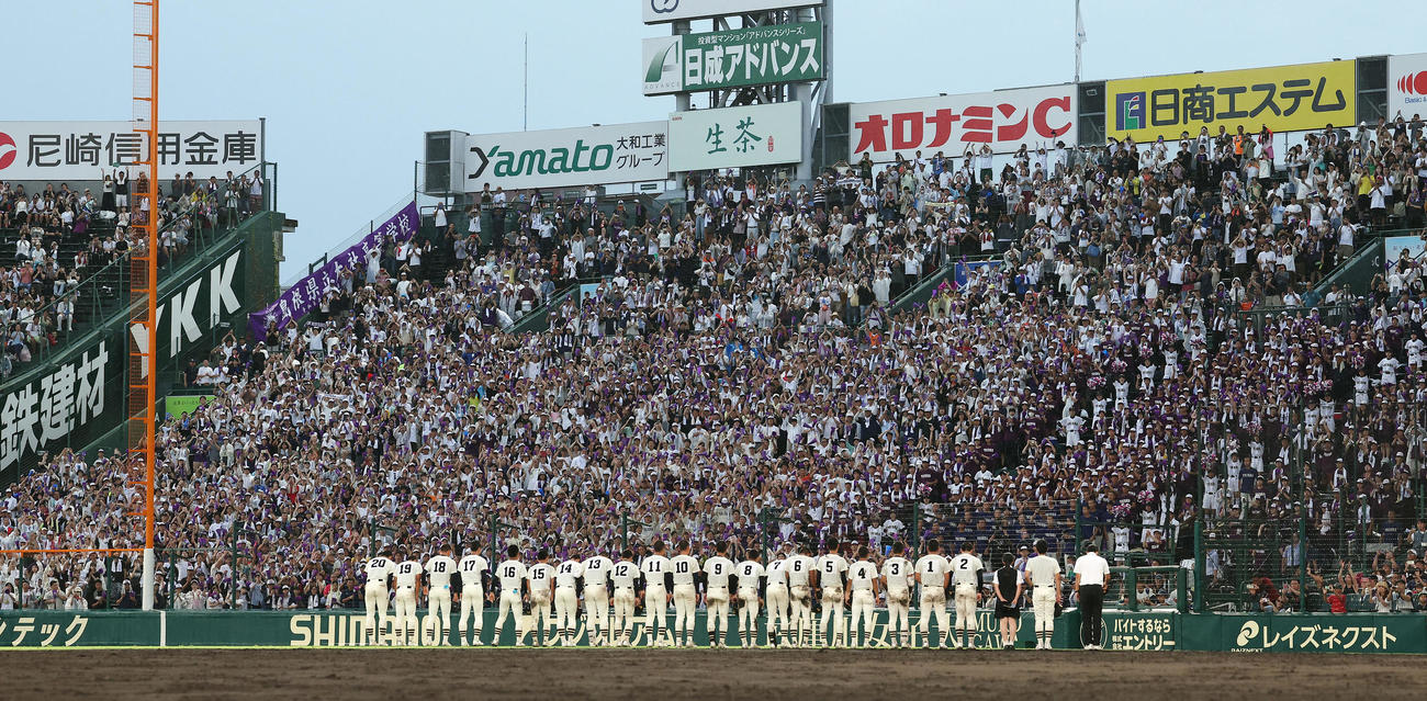 神村学園対大社　神村学園に敗れ、応援団にあいさつする大社ナイン（撮影・前田充）